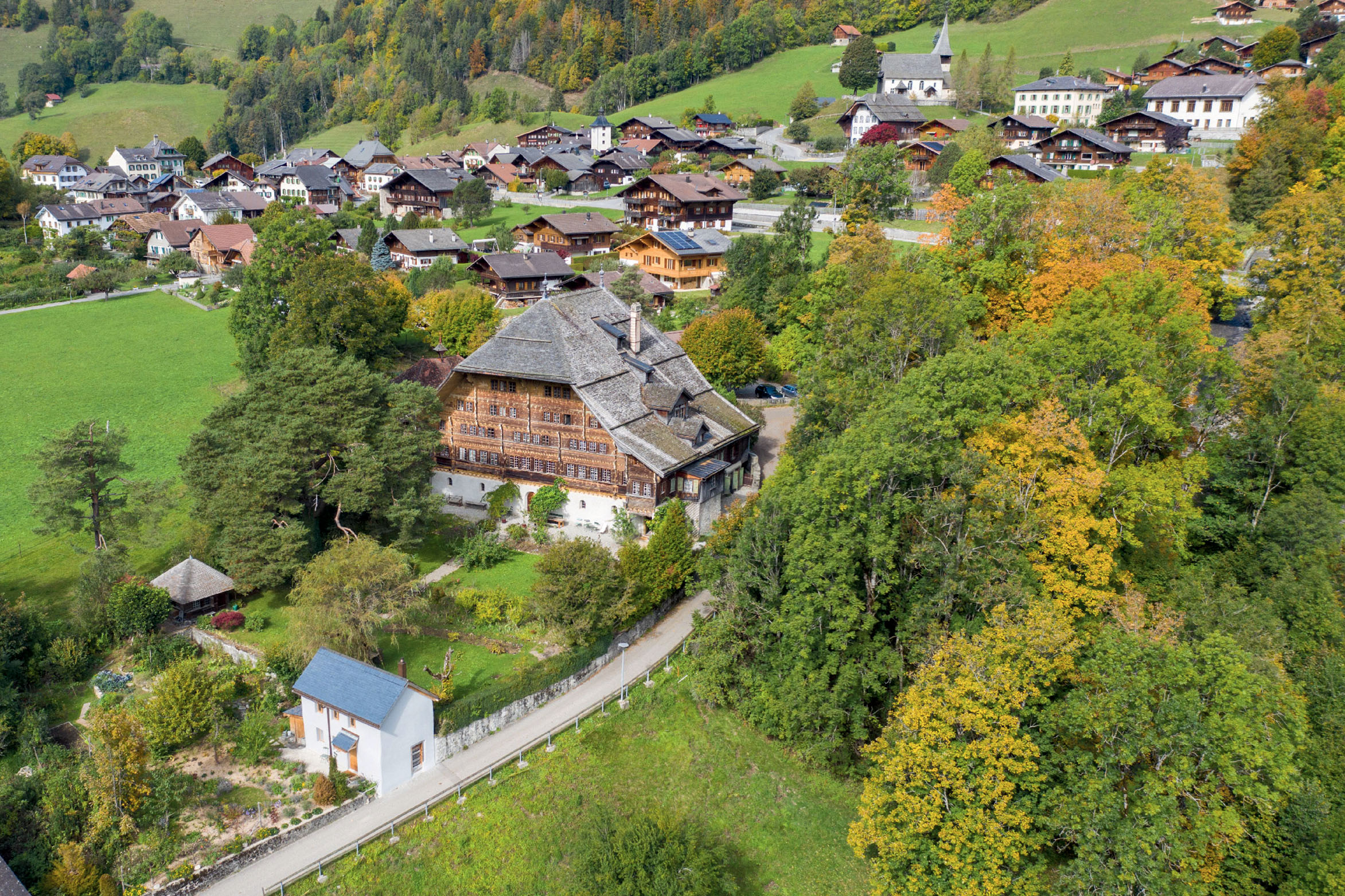 La petite dépendance qui côtoie le Grand Chalet est entièrement couverte de tuiles photovoltaïques qui fournissent une puissance de 8 kWc.