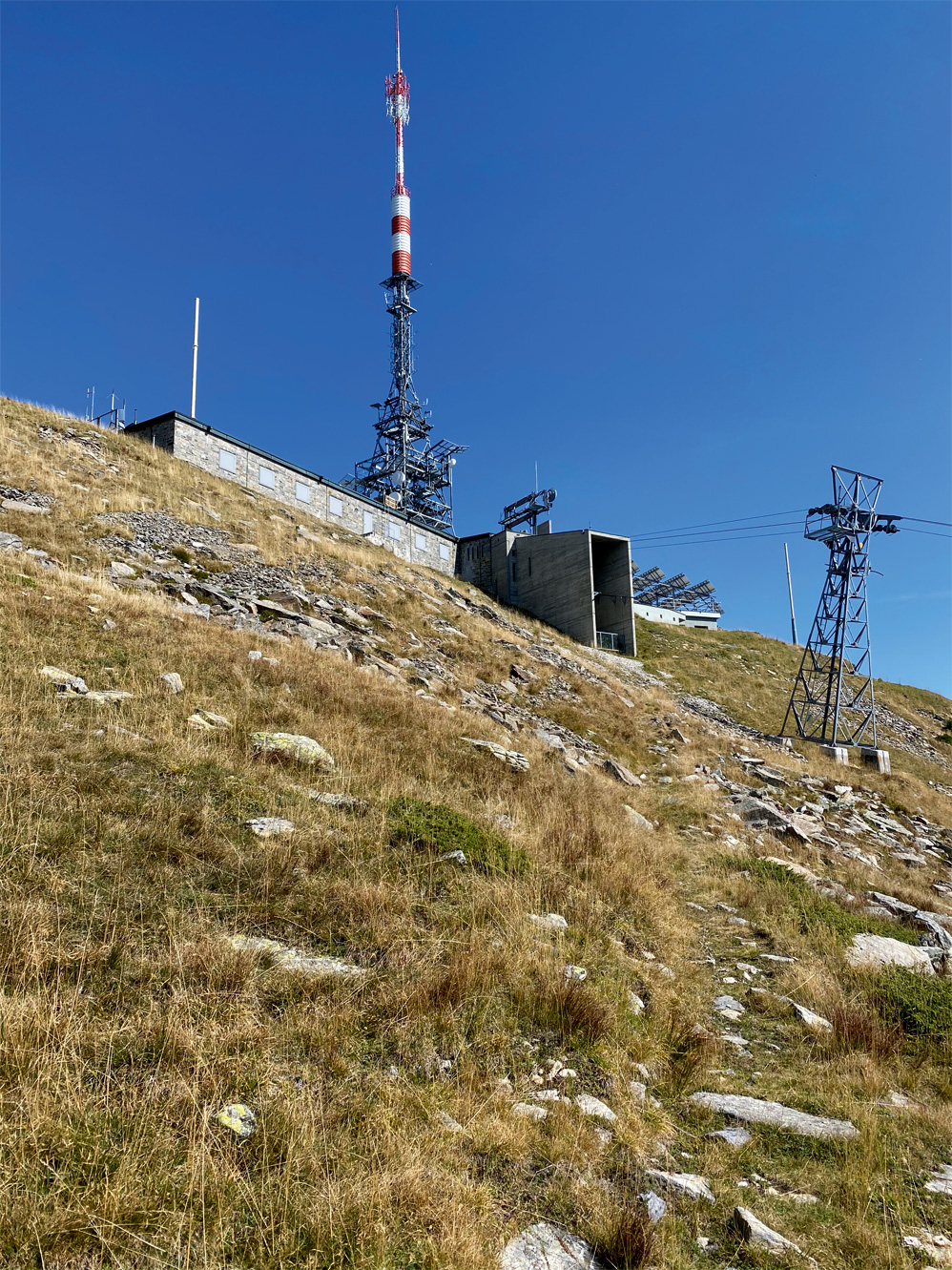 La stazione a scopi multipli con in primo piano l’arrivo della teleferica e il basamento in muratura di pietra naturale
