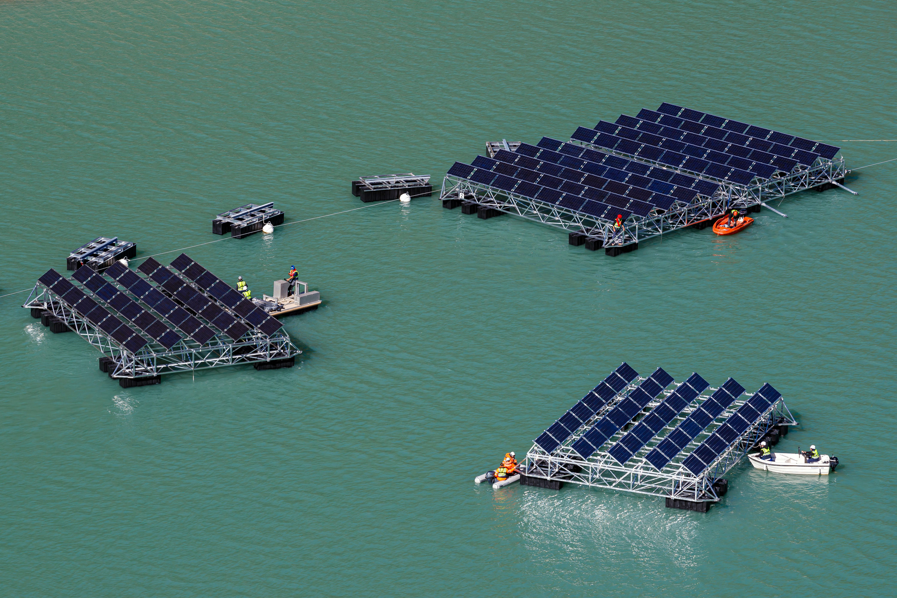 In acqua i moduli galleggianti vengono varati e assemblati.