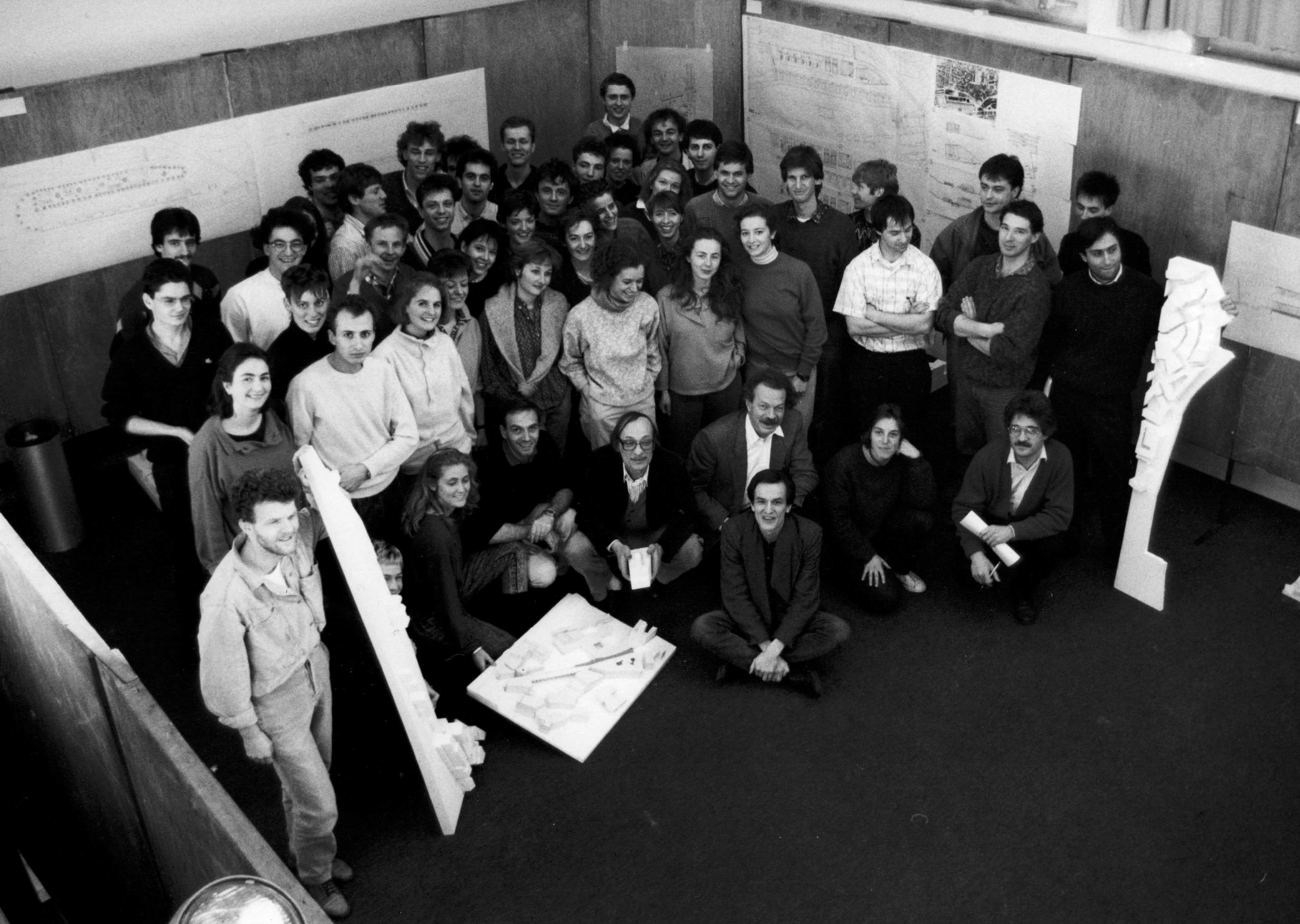 Photo de classe de la 4e année d’études, 1986/87, issue de la collection privée de Yvan Vuarambon, architecte à Genève. Snozzi est au milieu, avec une maquette entre les mains.
