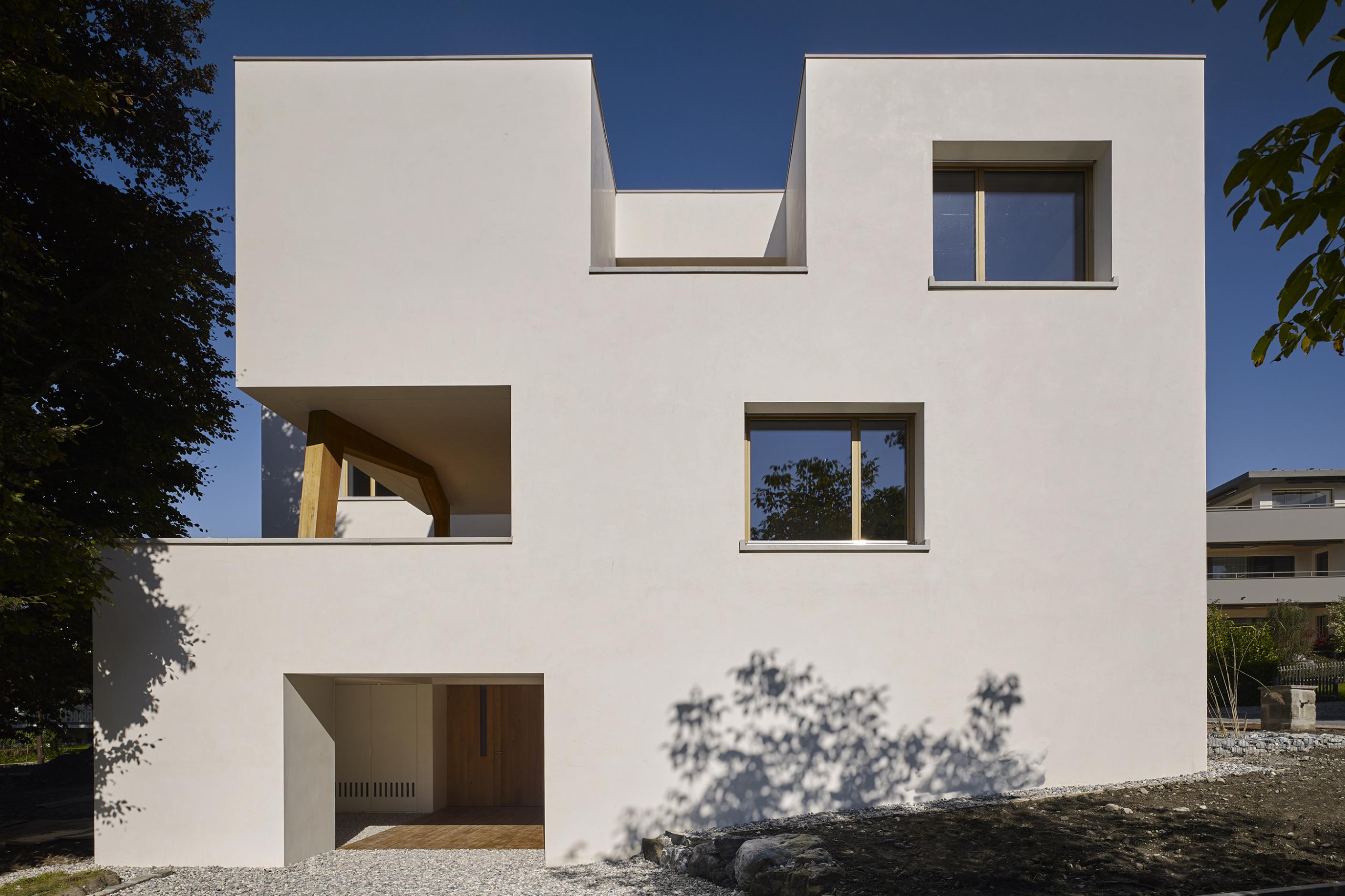 Der Neubau Haus Holdergasse gewinnt die Gold-Auszeichnung in der Kategorie «Putzfassade/Farbgestaltung» und «Bronze» für seine Innenraumgestaltung.