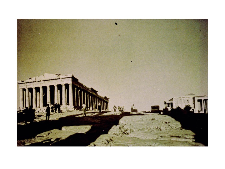 La diapositiva con cui Luigi Snozzi illustrava l'aforisma «L’architettura nasce da bisogni reali, ma essa va al di là di essi: se vuoi scoprirla guarda le rovine».