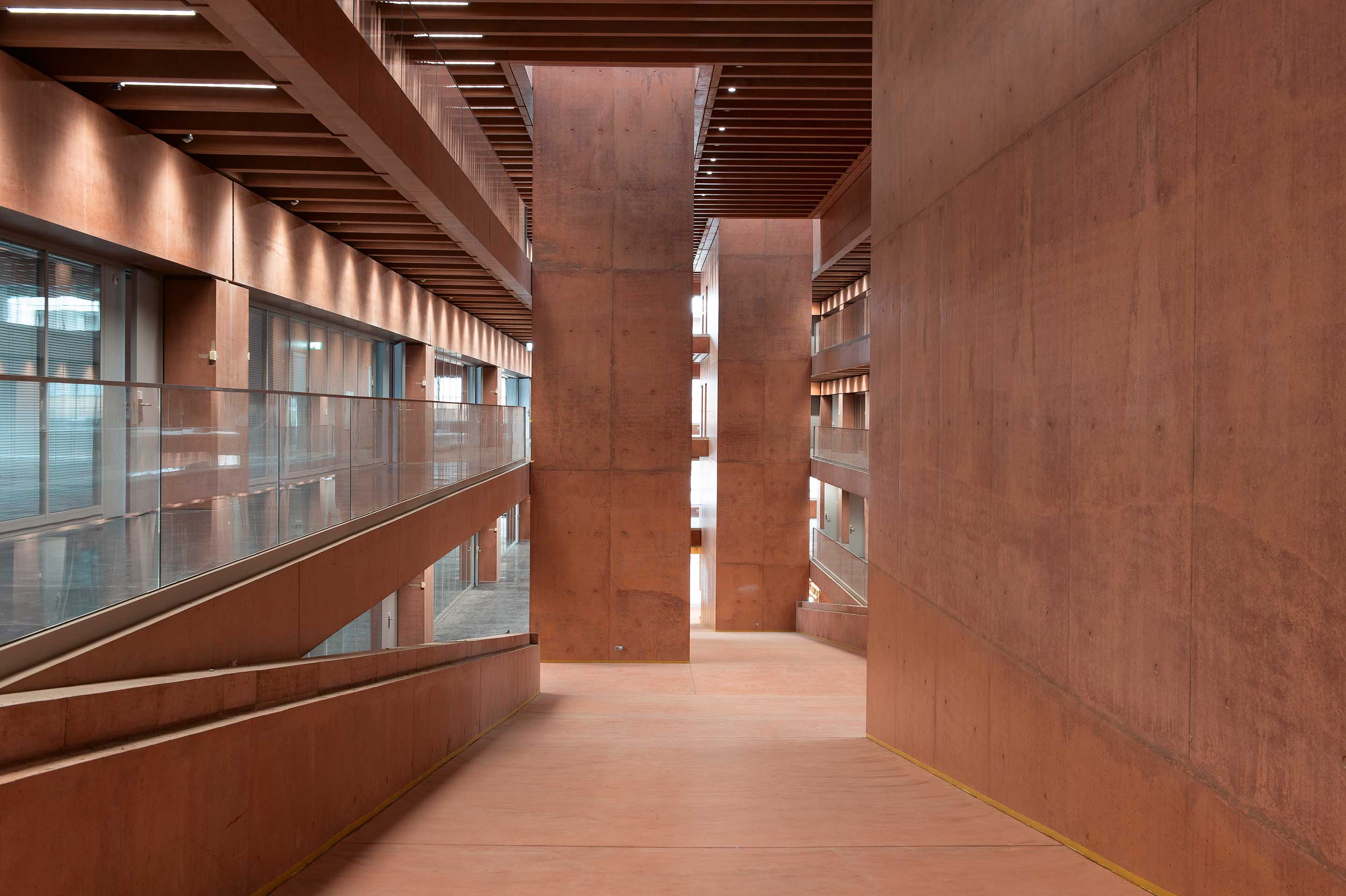 Campus SUPSI, Mendrisio, vista della rampa. Bassi Carella Marello Architectes