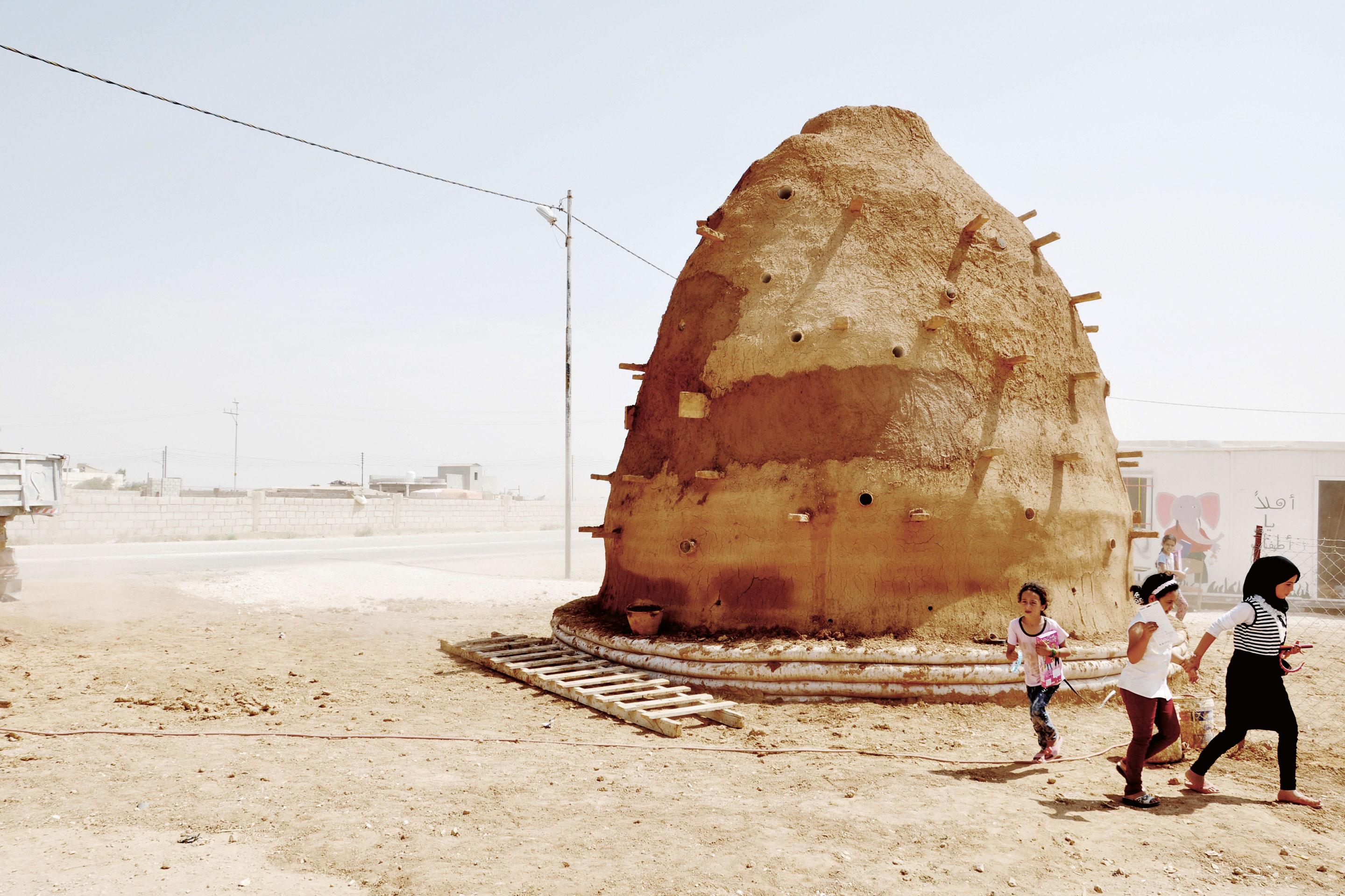 Emergency Architecture &amp; Human Rights (EAHR): 100 Klassenräume für geflüchtete Kinder,Za’atari Village, Jordanien, 2017; EAHR aktiviert gemeinsam mit Bewohner*innen und geflüchteten Menschen in der Nähe des Za’atari Flüchtlingslagers in Jordanien traditionelle Baumethoden zur Errichtung von Schulen.
