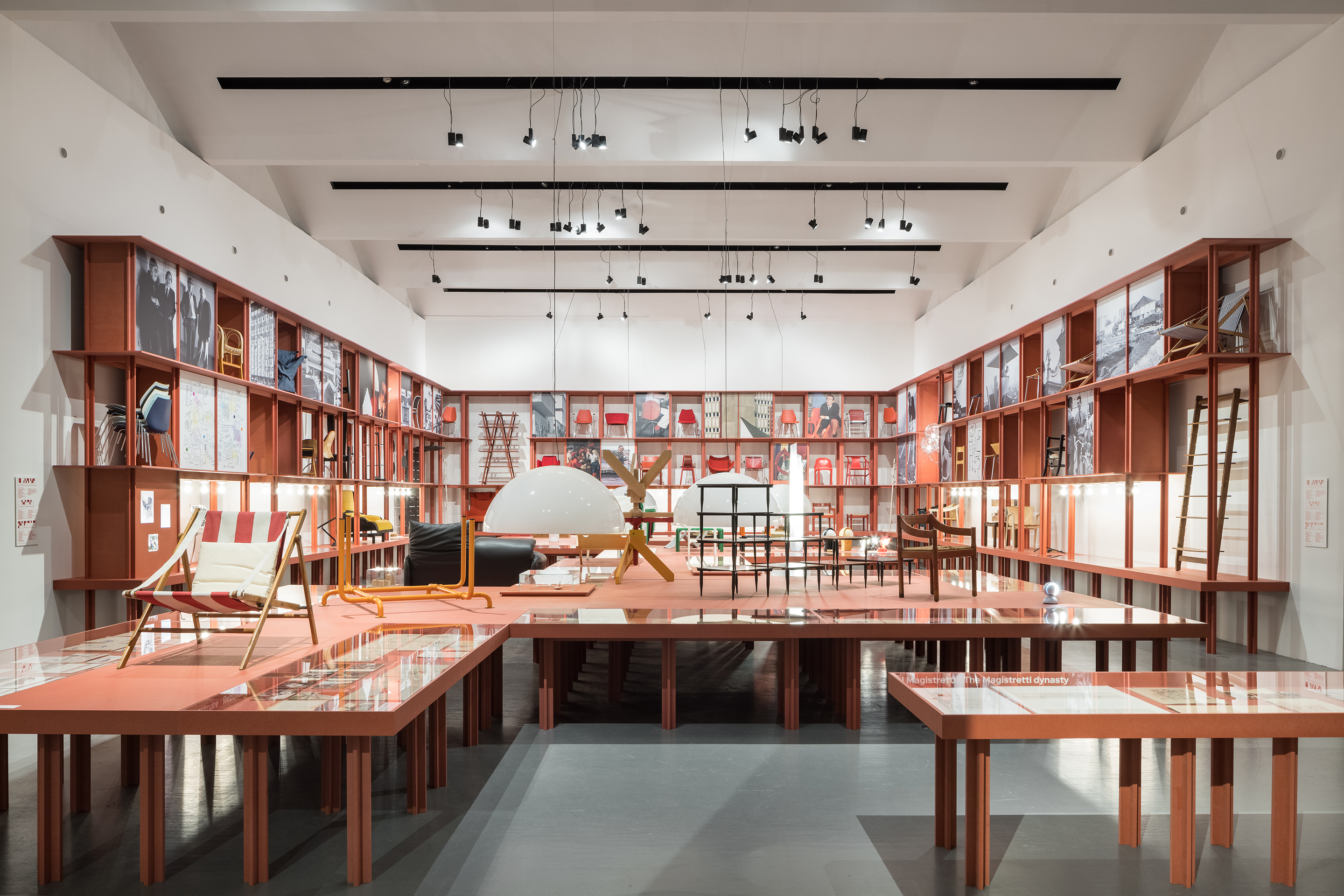 Vico-Magistretti-Blick-in-die-Ausstellung.jpg