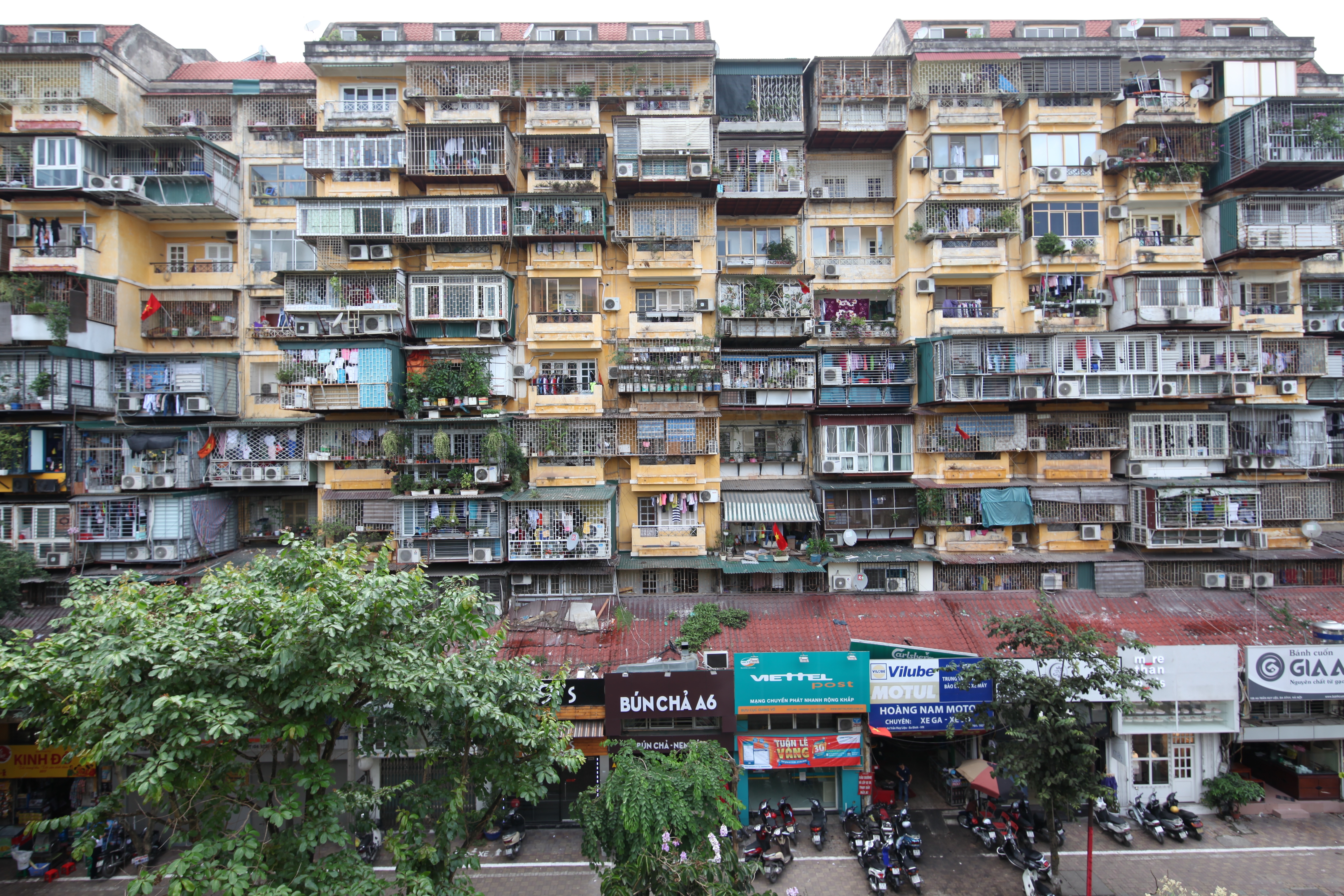 Extension de logements par les habitants. Immeubles KTT, centre et périphérie de Hanoï