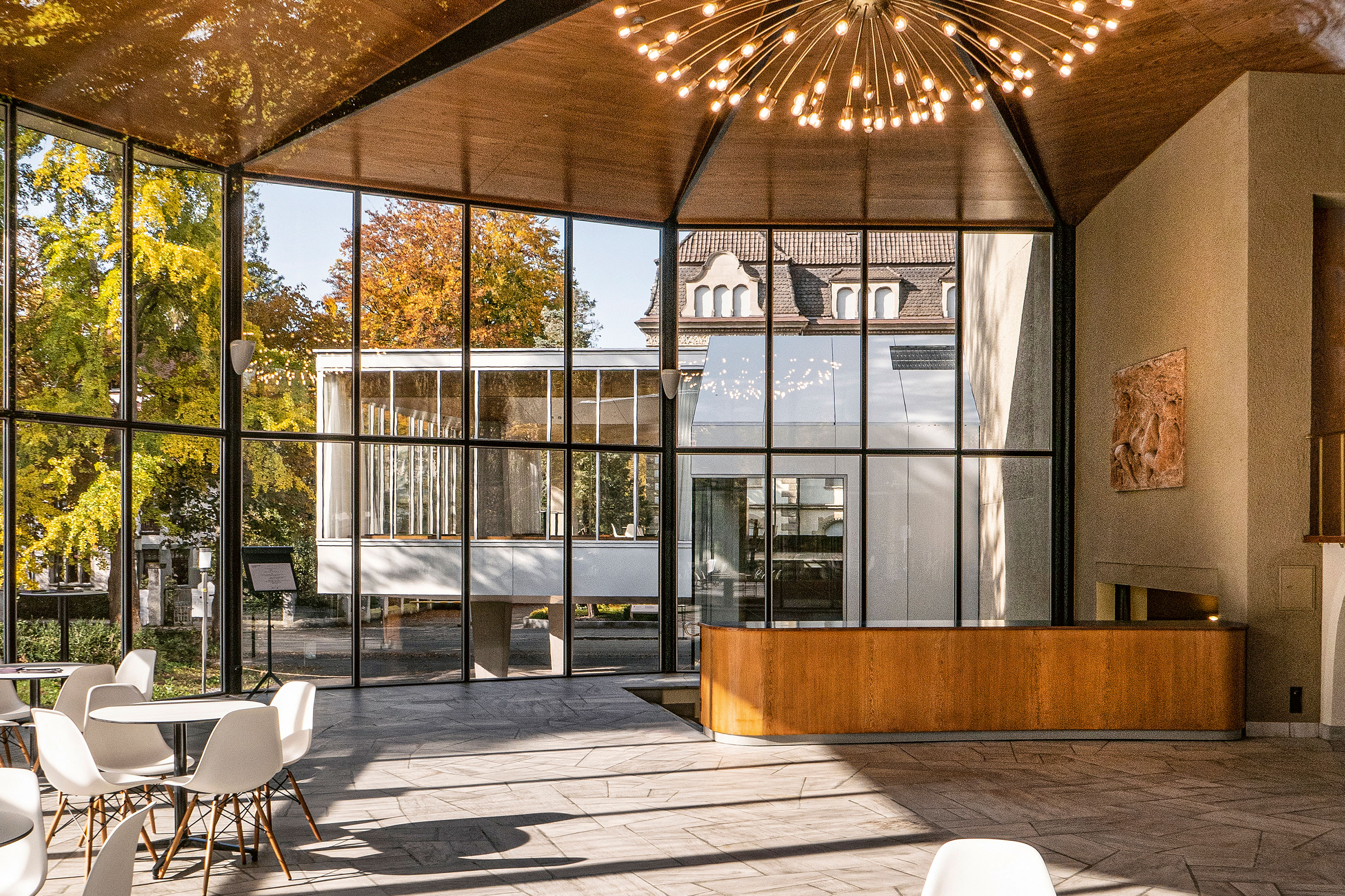 Dal Foyer Sachs, fresco di restauro, si vede il nuovo foyer di Boesch Architekten. Il lampadario è una reinterpretazione ispirata a una fotografia storica.