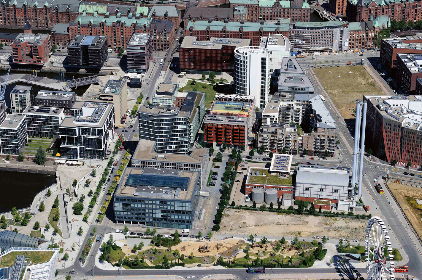 EMBT, vue aérienne des espaces publics Hafen City, Hambourg, 2002-2014: Marco-Polo-Terrassen et Grasbrookpark
