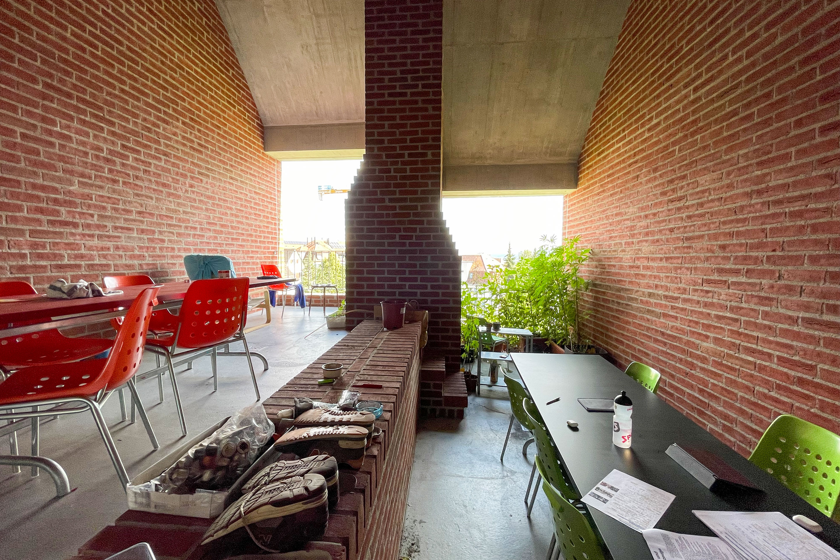 Die Mauer beim Höhenversprung innerhalb der Loggien ist je nach Perspektive Bar oder Sitzbank.