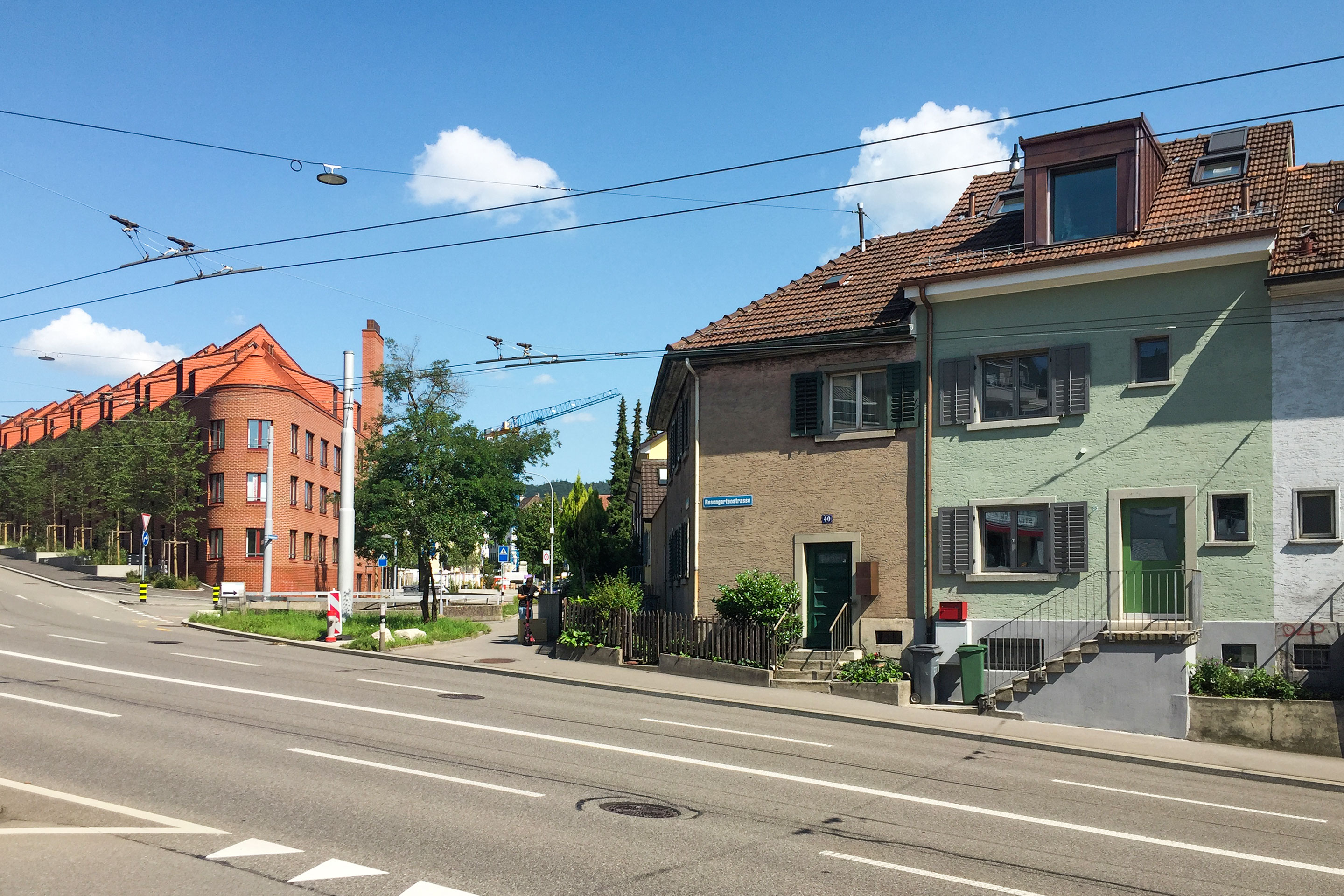 Die rote Farbe des Backsteins belebt die Nachbarschaft.
