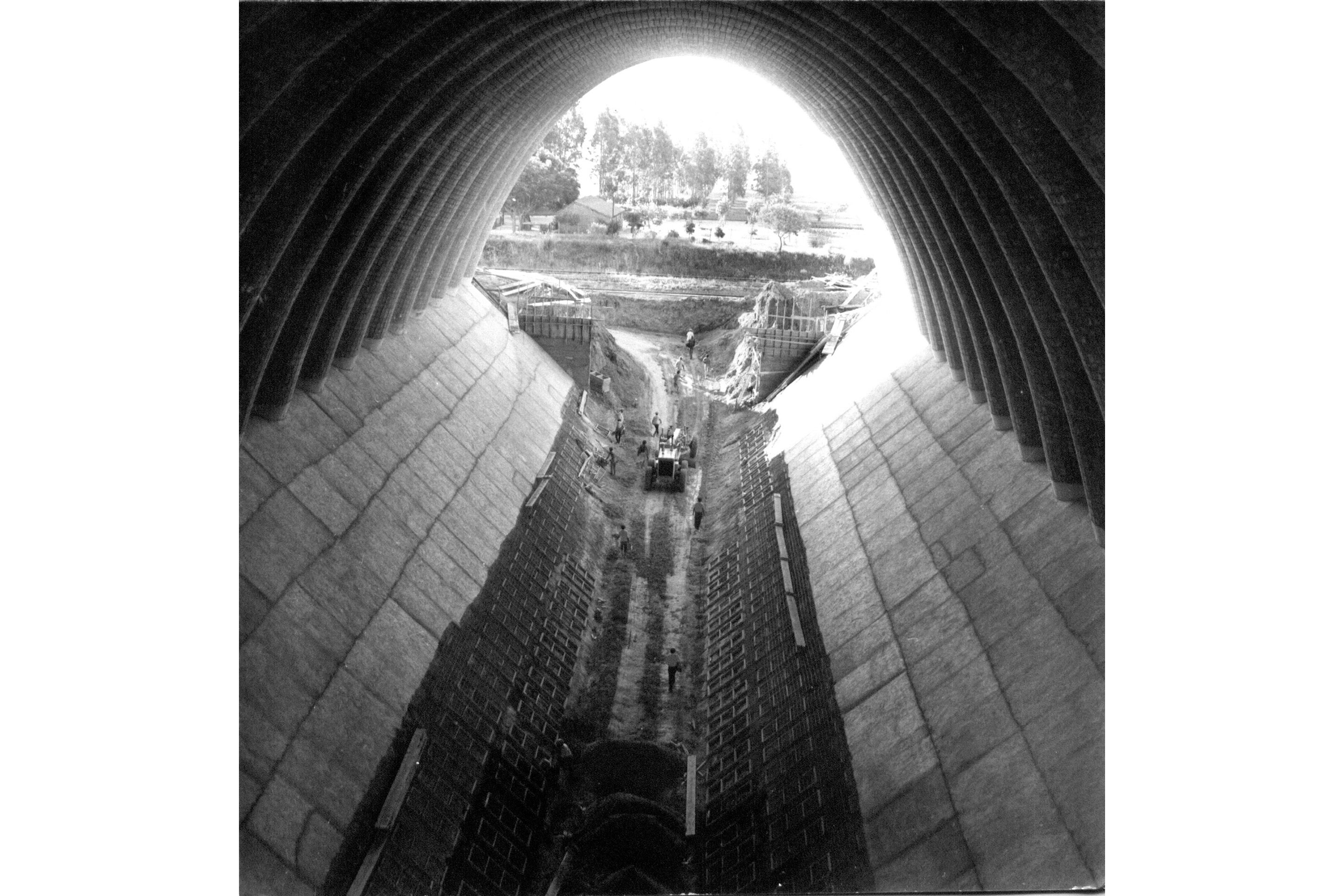Eladio Dieste, Silo per il grano, Vergara, 1974-78, volte rialzate a ondulazione costante, cantiere)