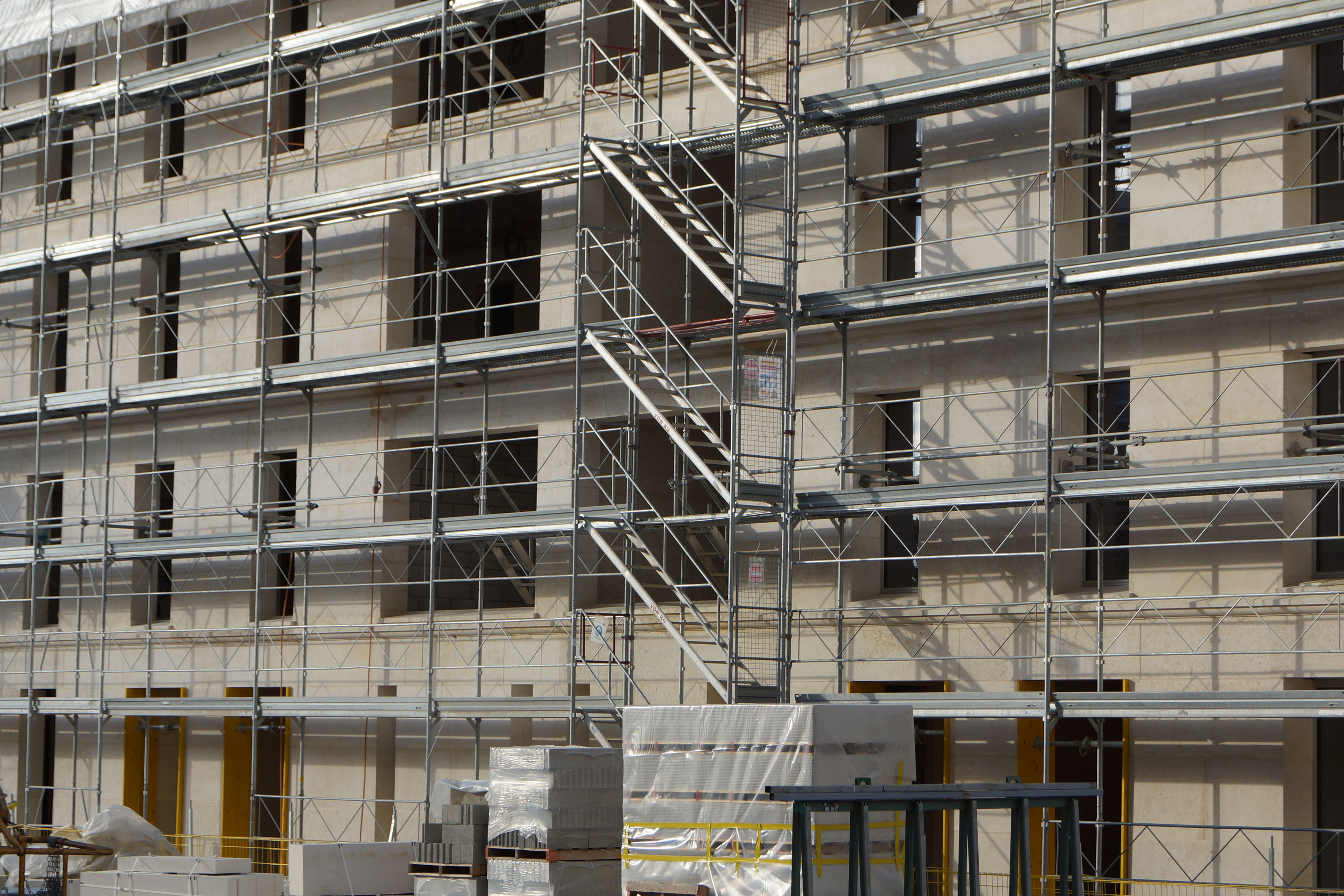 Cantiere per gli immobili in pietra massiccia a Plan-les-Ouates, progettati dal consorzio Perraudin Archiplein
