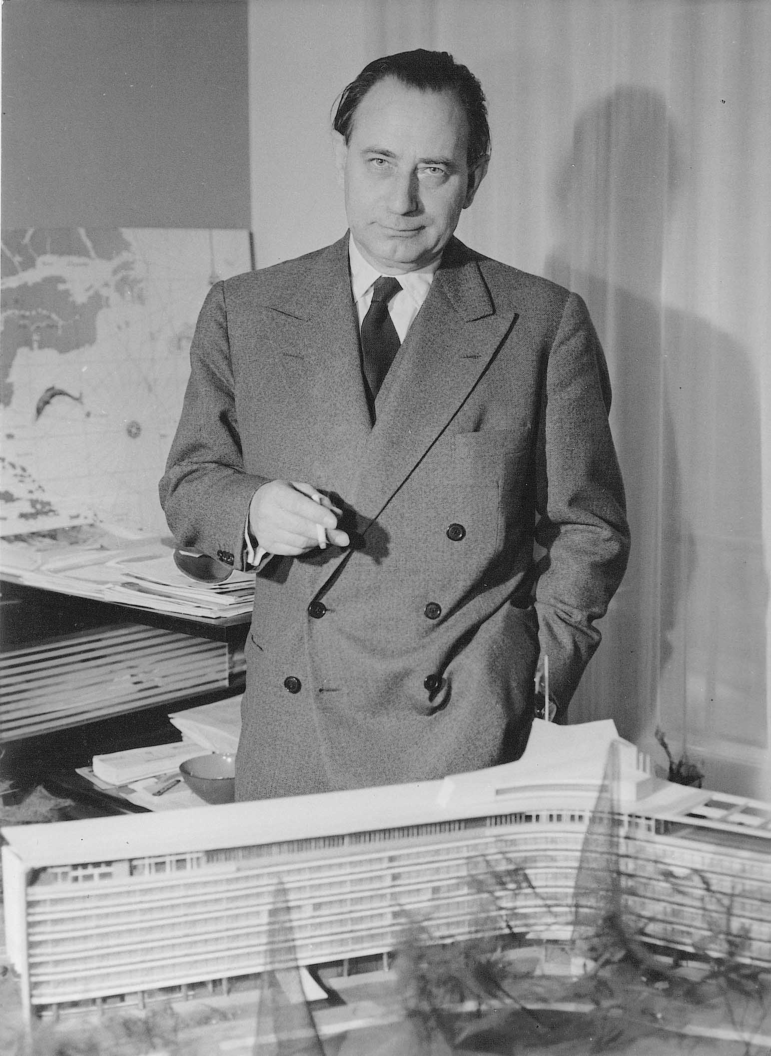 Jean Tschumi devant la maquette du siège de Nestlé, 1960