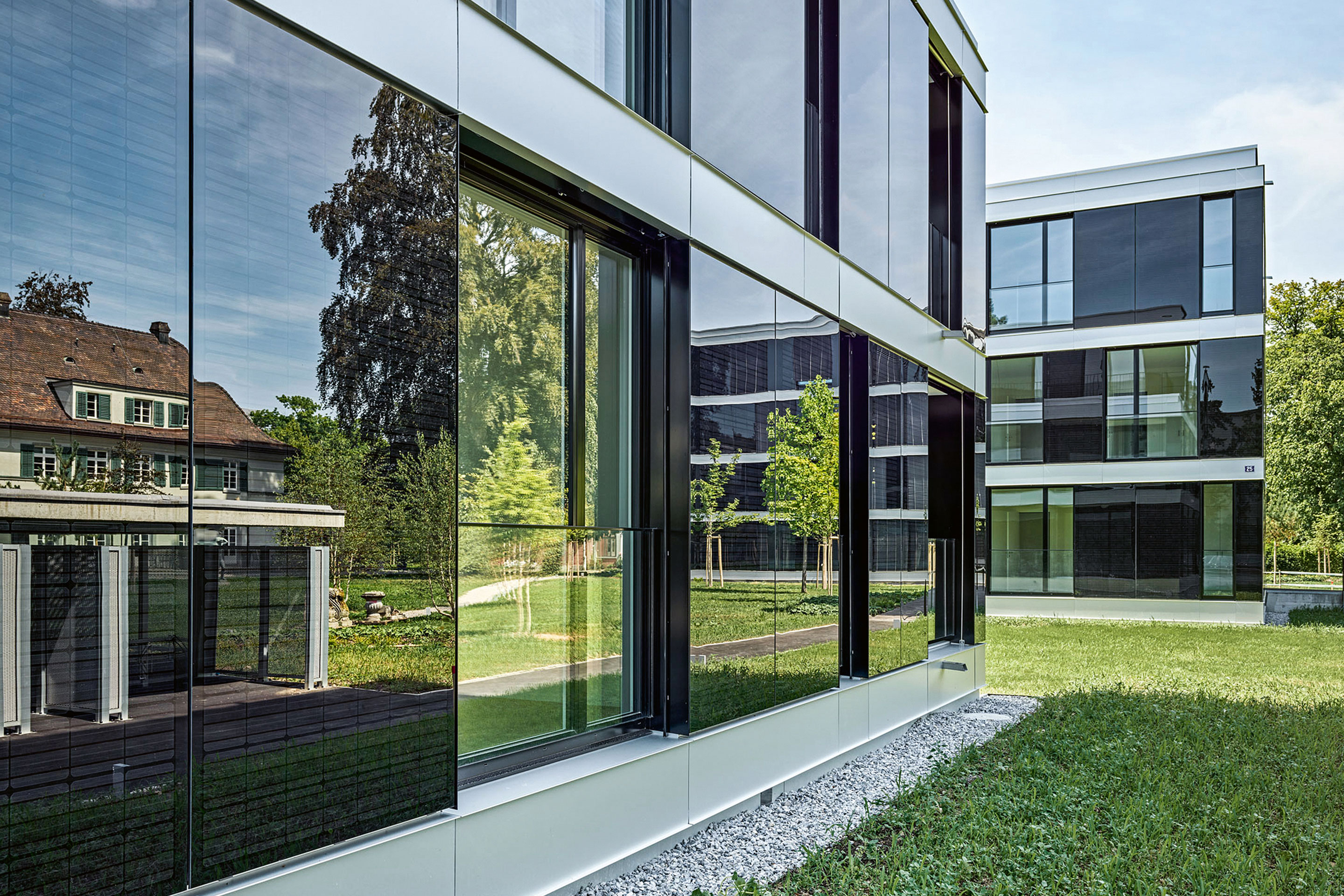 Ein Beitrag zu Netto-Null: PV-Fassade von neuen Wohnbauten auf dem Fehlmann-Areal in Winterthur.  Bauherrschaft: AXA Winterthur; Architektur: Bob Gysin Partner BGP, Zürich; Fassadenplanung: Feroplan engineering, Zürich