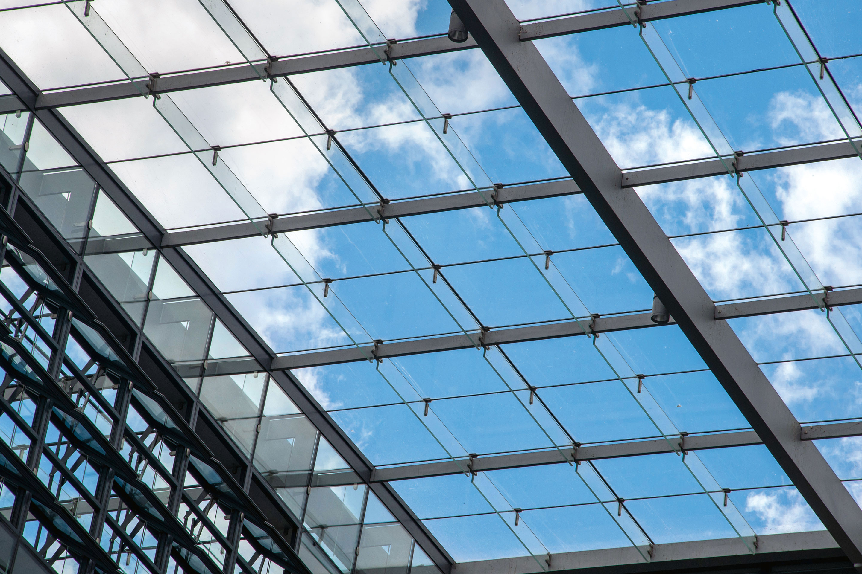 Das neue Merkblatt SIA 2057 Glasbau befasst sich mit der Bemessung von Bauteilen und Tragwerken aus Glas.