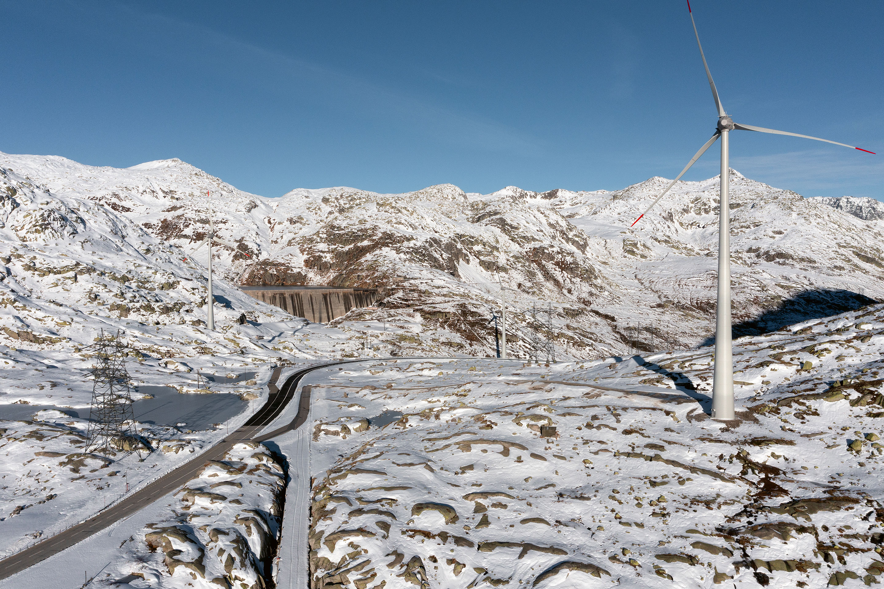 Le col du Gothard (2107 m), visage d’une transition énergétique en marche: au coeur des Alpes s’y concentrent infrastructure de transport, réseau de transmission, production éolienne et hydroélectrique.