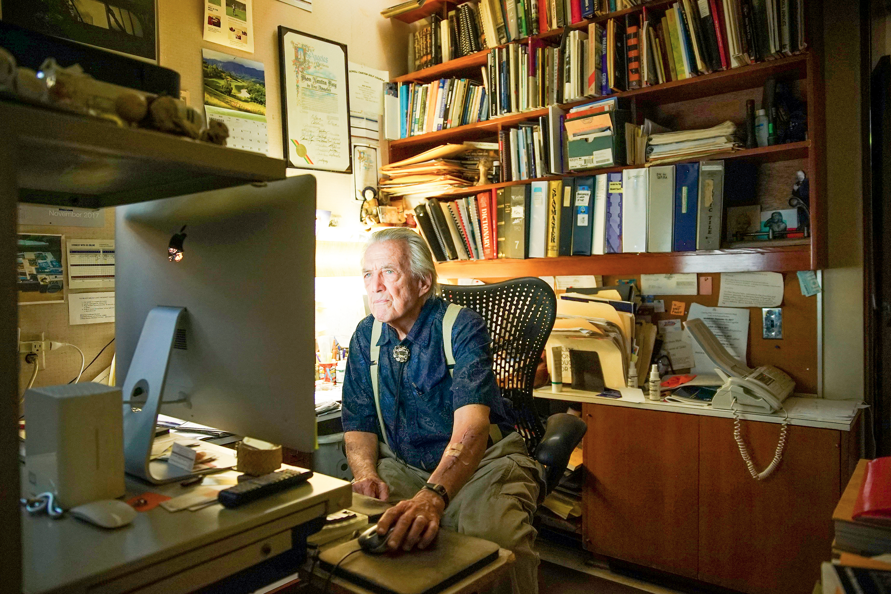 Dion Neutra à son bureau, 2019