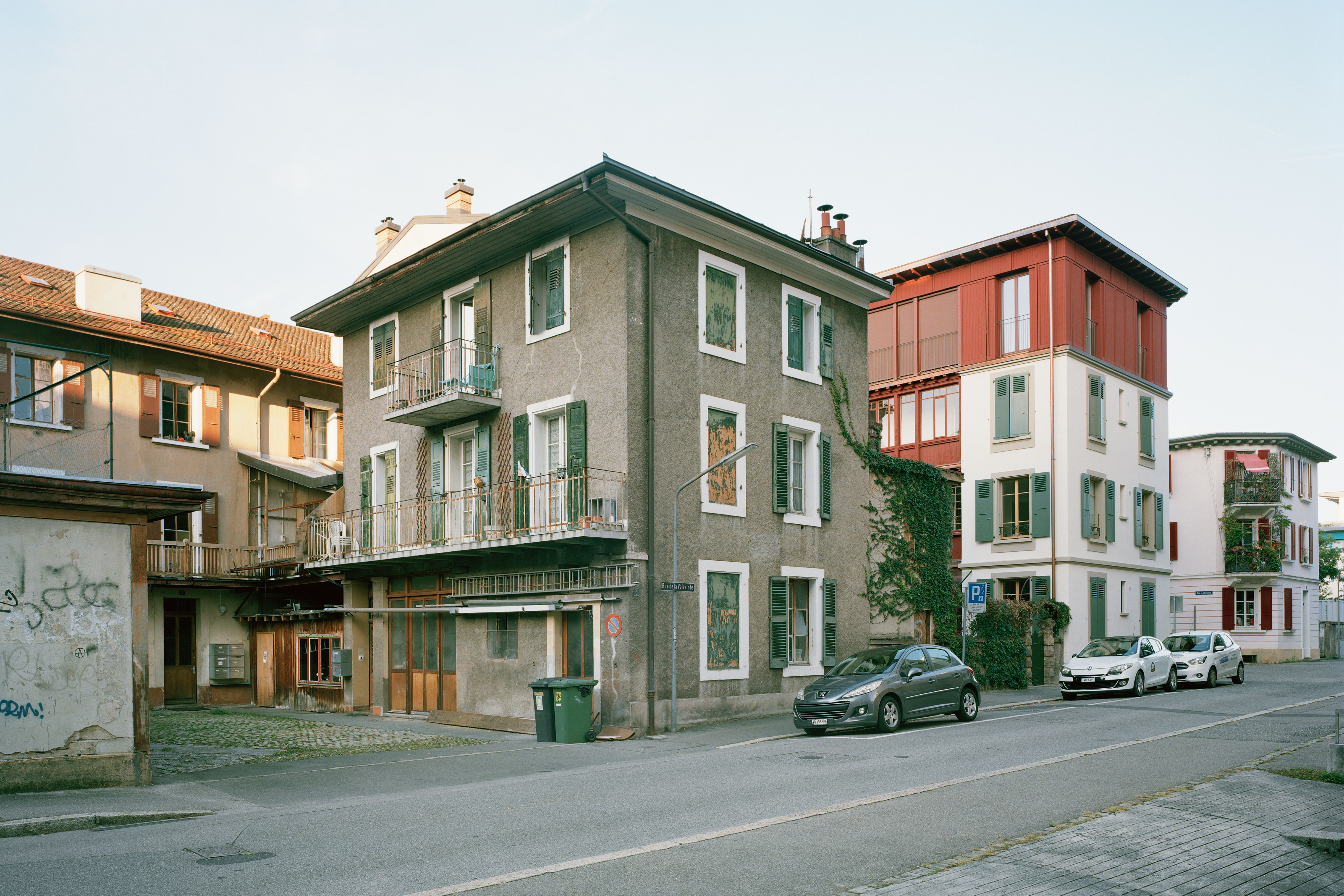 Aus dem alten Thema des Dachstuhls entwickeln die Architekten eine raumfüllende, eigene Sprache.
