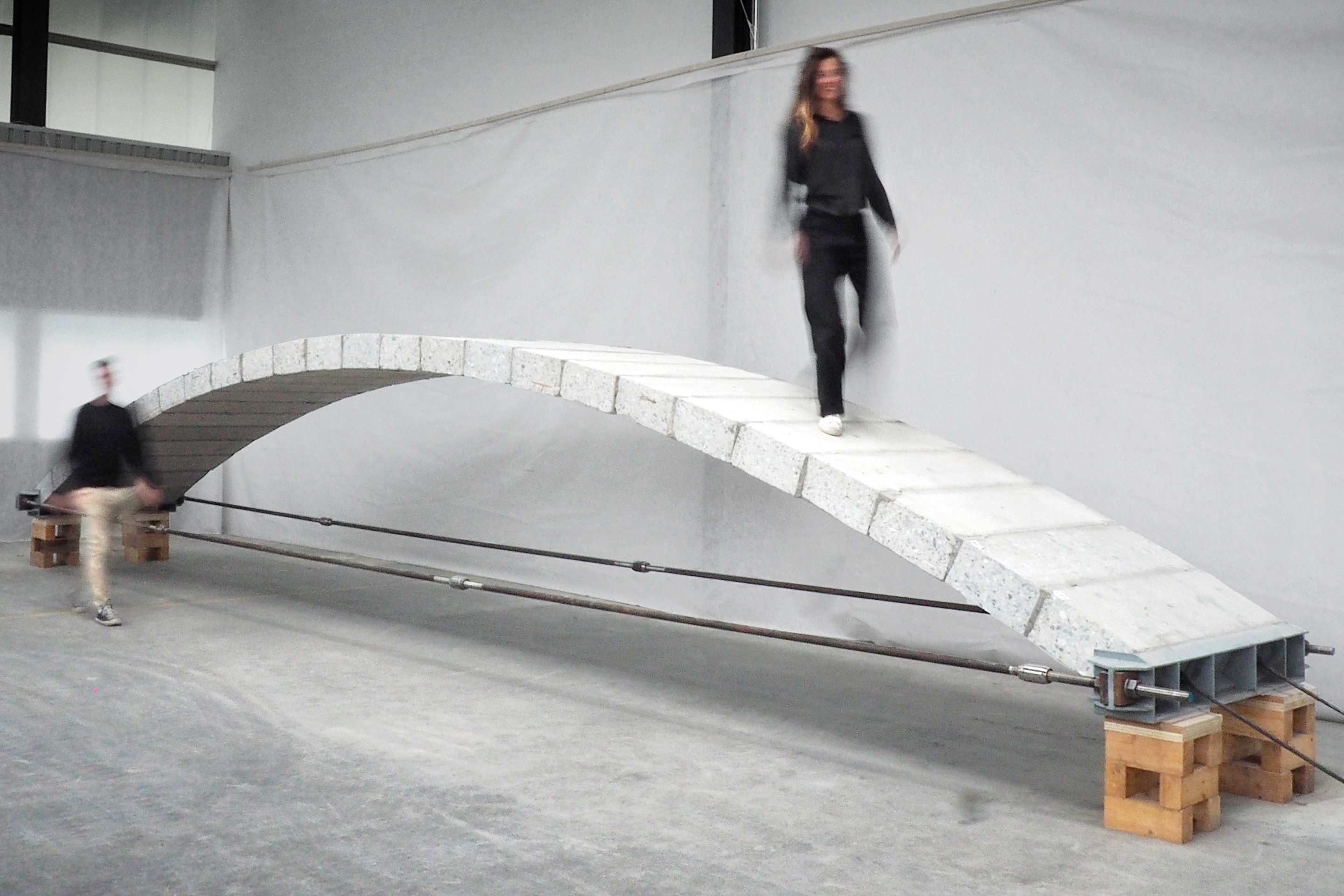 RE:CRETE - un passerelle en béton de réemploi