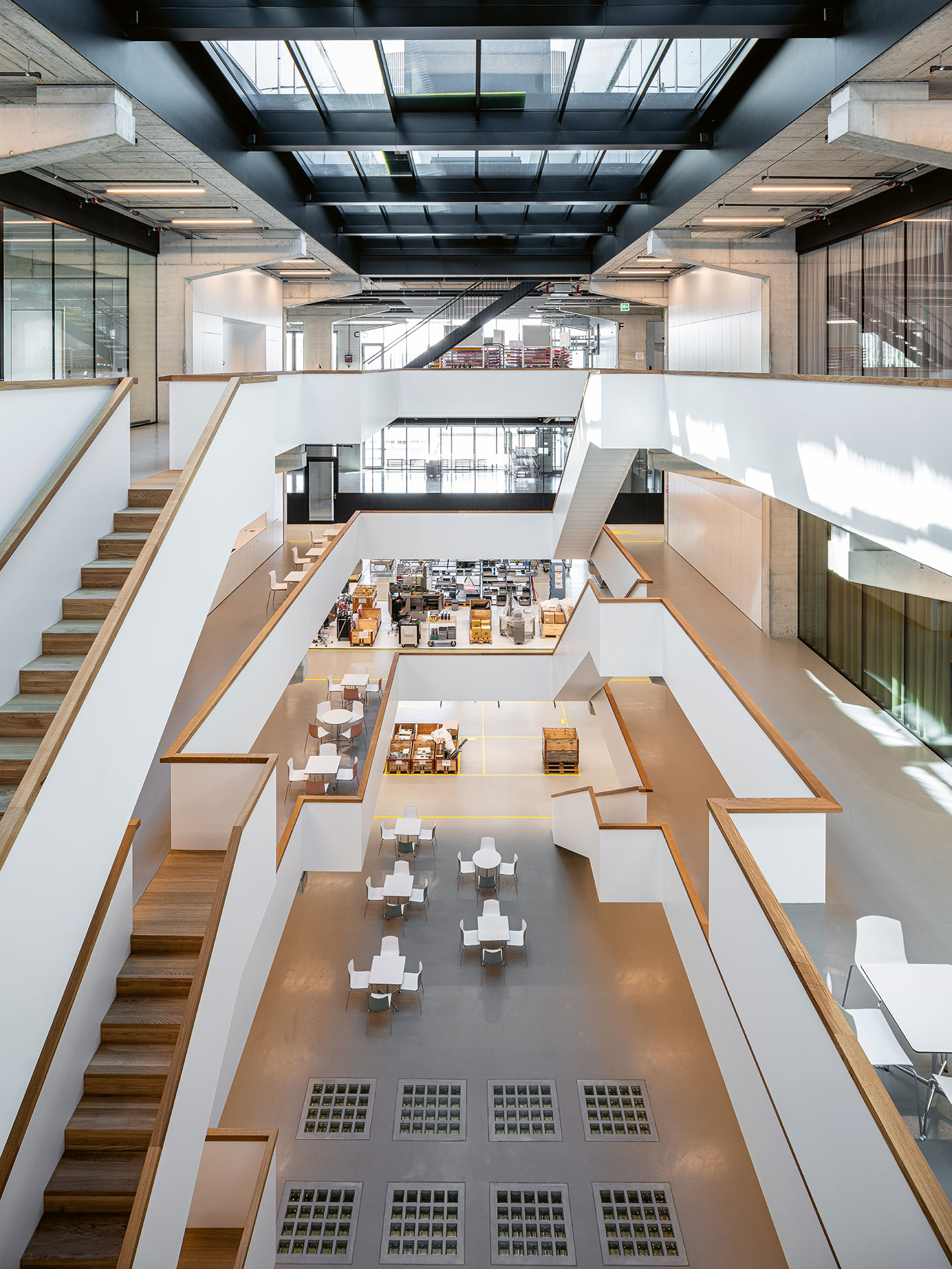 Im Atrium kommen die massgeblichen Grund­lagen des Entwurfs zusammen: Zuwendung zum Tageslicht, durchmischte Arbeitsbereiche und zentrale Kommunikationsflächen.