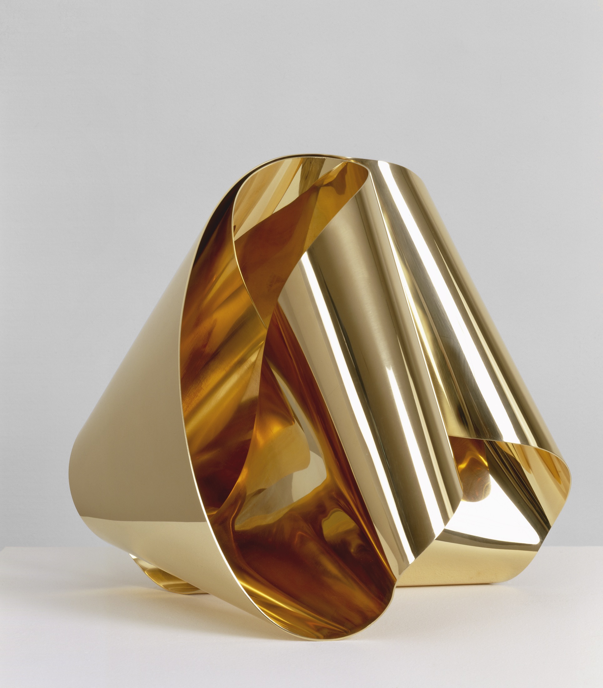 Max Bill kontinuität, 1946/1982 Poliertes Kupfer, vergoldet 41 x 36 x 48 cm max bill georges vantongerloo stiftung, haus bill zumikon, angela thomas und erich schmid, Courtesy Hauser &amp; Wirth