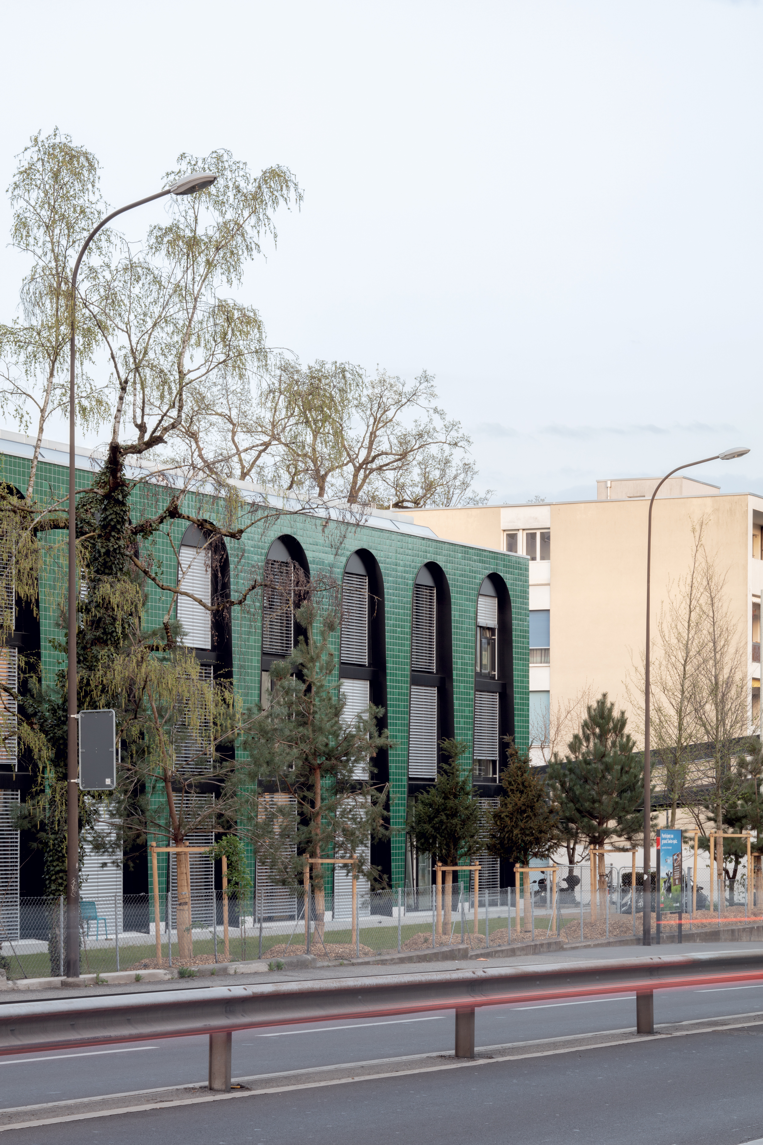 Avec Pasodoble, Nomos revisite l’expression standardisée des façades de logements helvétiques. L’utilisation de carreaux de céramique faits main en Italie invite un nouvel imaginaire dans le paysage genevois.