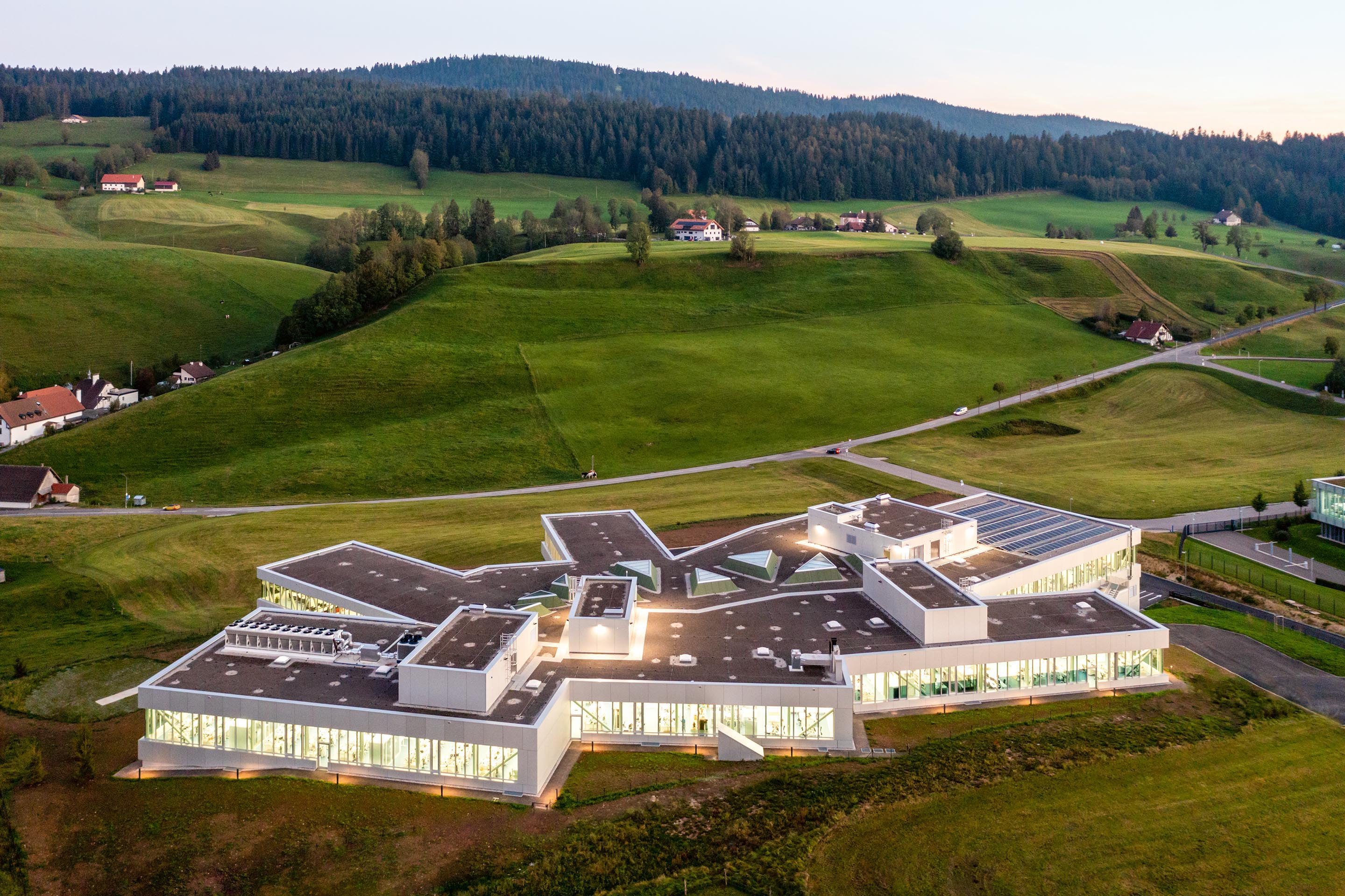 Der Bau von Kuník de Morsier greift weit in die Landschaft aus, in deren verstreuten Bauernhäusern einst die Uhrmacher arbeiteten.