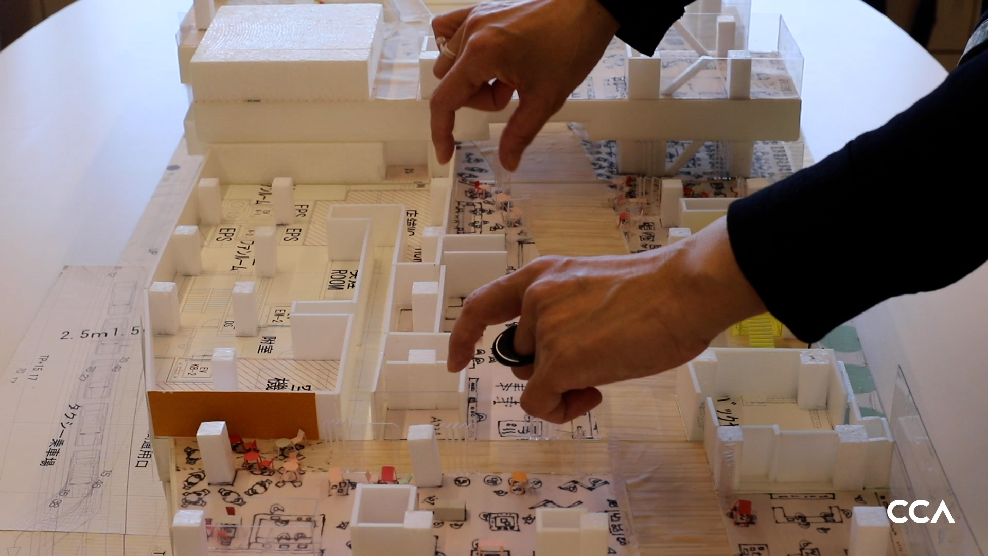 Image tirée de Une question de vide : Kazuko Akamatsu, de la série vidéo Discussion de maquettes, 2021