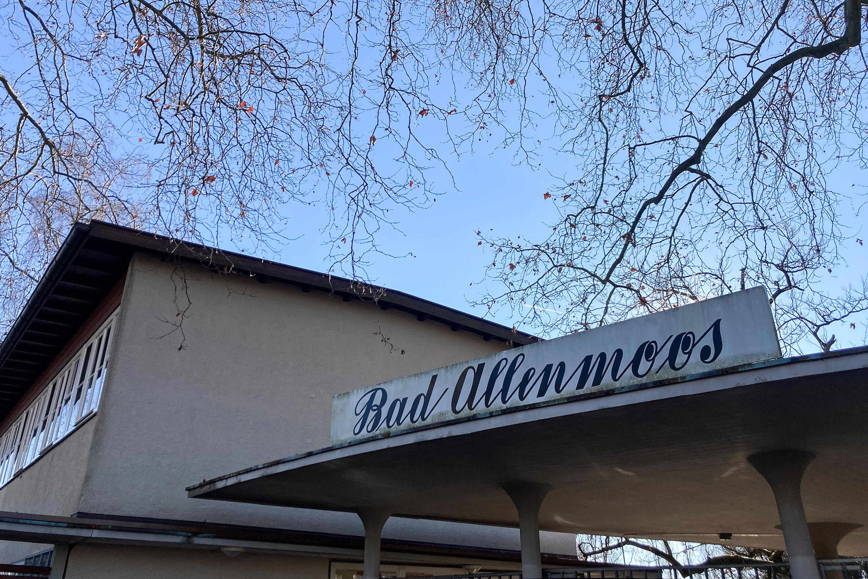 8) Das ikonische Bad Allenmoos von Häfeli Moser Architekten, in dem noch heute die meisten Kinder im Quartier ihre freien Nachmittage verbringen.