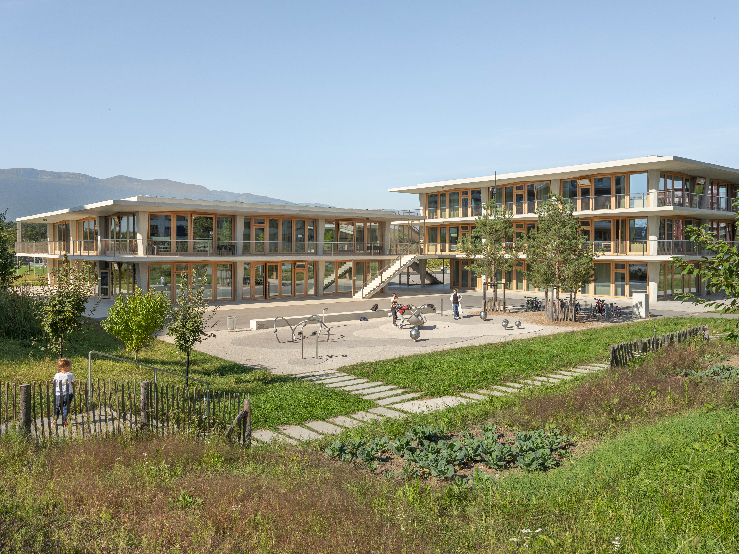 Des concours d'architecture ont favorisé des réalisations contemporaines de qualité, comme l'École des Vergers.