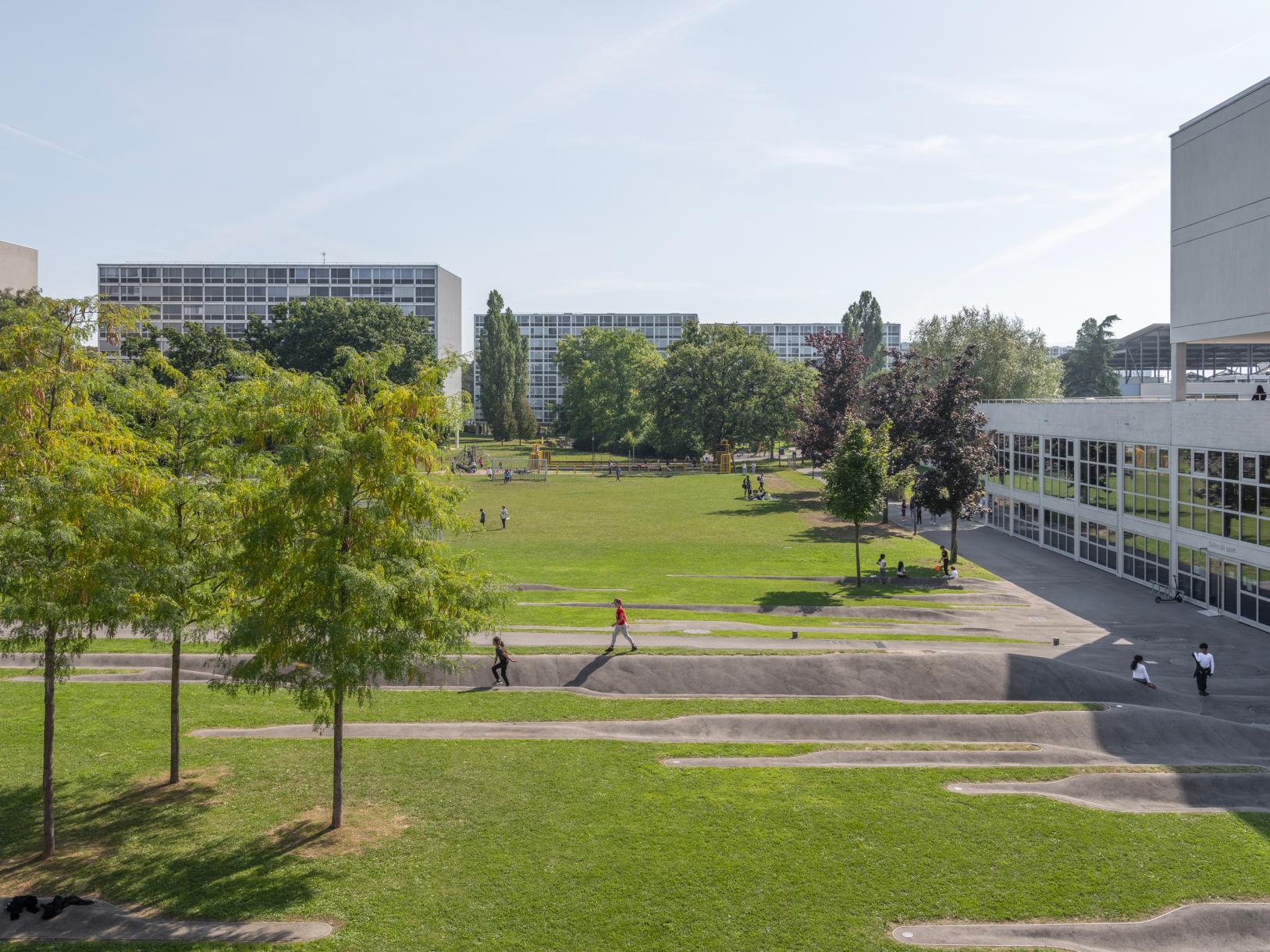 Die ortsbildprägende Struktur der Satellitenstadt wurde erhalten. Das herausfordernde Erbe der Autostadt der Moderne wird in eine nachhaltige Zukunft des Langsamverkehrs und des Öffentlichen Verkehrs überführt.