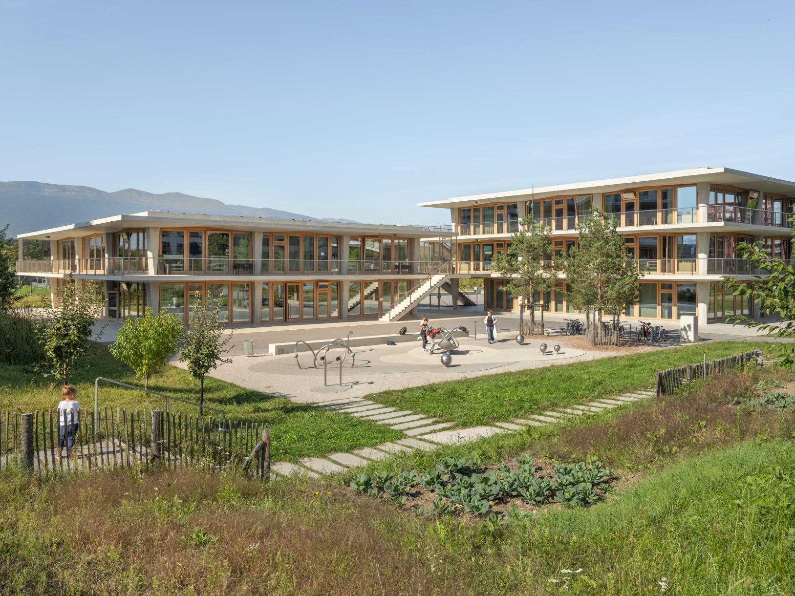 Architekturwettbewerbe haben wertvolle zeitgenössische Architektur hervorgebracht, wie beispielsweise die «École Les Vergers».