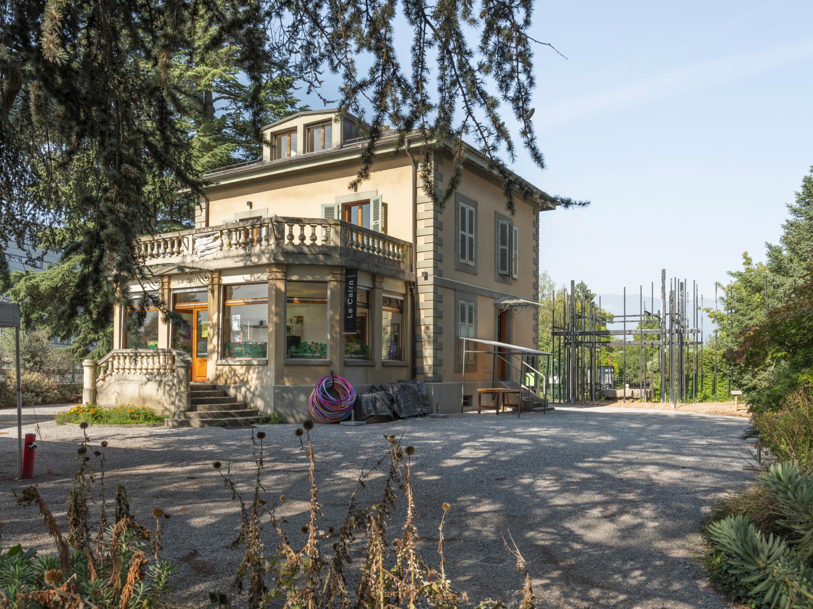 Denkmalgeschützte Gebäude wie die «Villa du Jardin Botanique alpin» oder die sich zurzeit im Umbau befindende «Maison Vaudagne» werden zu sozialen Zentren umgenutzt, sensibel renoviert und erweitert.