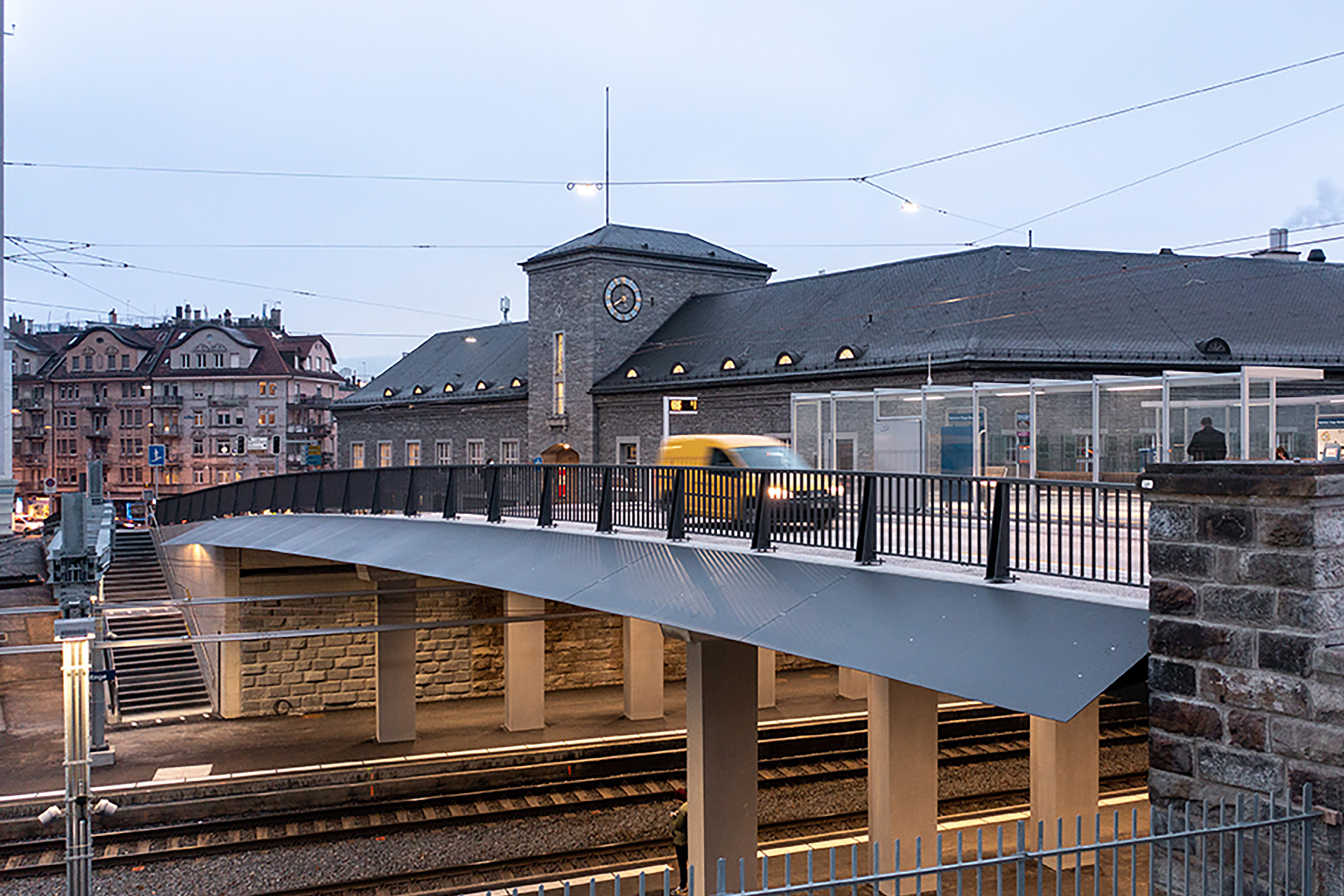 Die neue Brücke ist rund 6m breiter als ihre Vorgängerin, um stadtauswärts eine Velospur bereitstellen zu können.