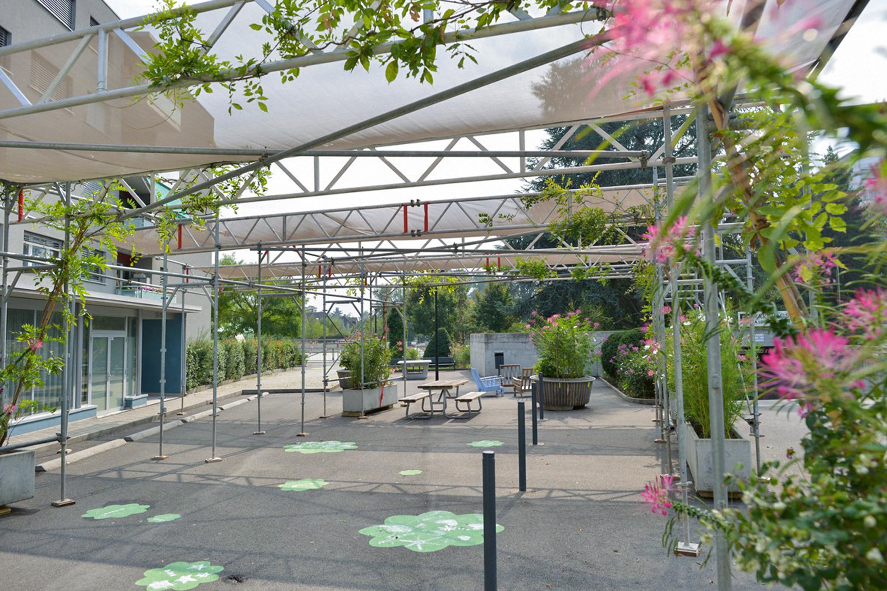 Le parking en pied d’immeuble, l'un des trois sites investis en 2012 par les mini-chantiers, dans le quartier de la Concorde à Genève. Site par site, les potentiels sont toujours là, dix ans plus tard. Mais les projets définitifs, hormis pour le pavillon devenu atelier de réparation de vélo, n’ont pas réussi à insuffler l’esprit de ces mini-­chantiers temporaires dans l’espace public des rues ou au pied des nouveaux immeubles.