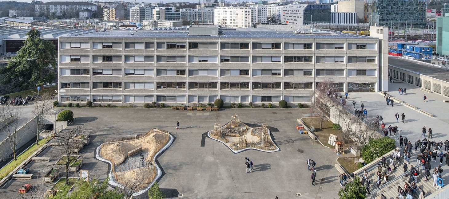 Vue aérienne du préau inférieur après l'aménagement des îlots-tests