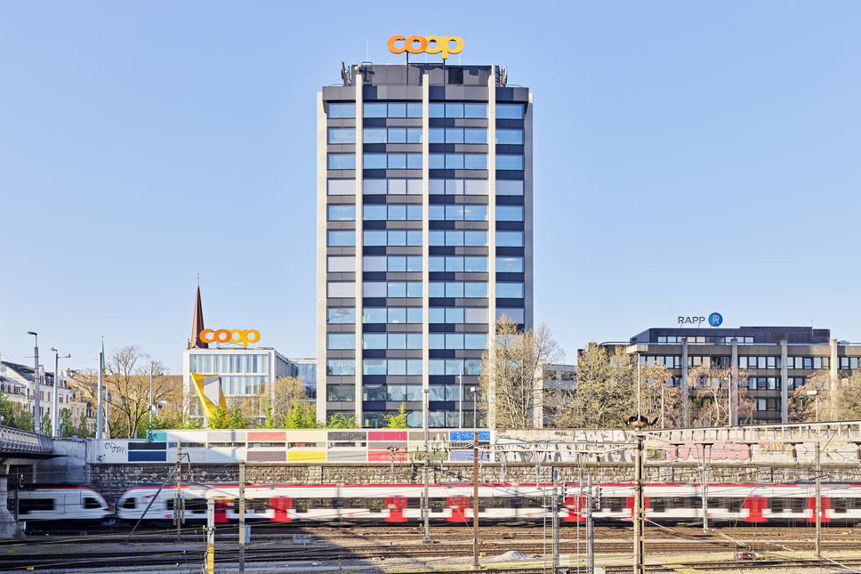 Solarfassade des sanierten Coop-Hauptsitzes in Basel mit einer Leistung von 158 kW © Burckhardt+Partner / Mark Niedermann, Bauherrschaft: Coop Immobilien AG, Architektur: Burckhardt+Partner