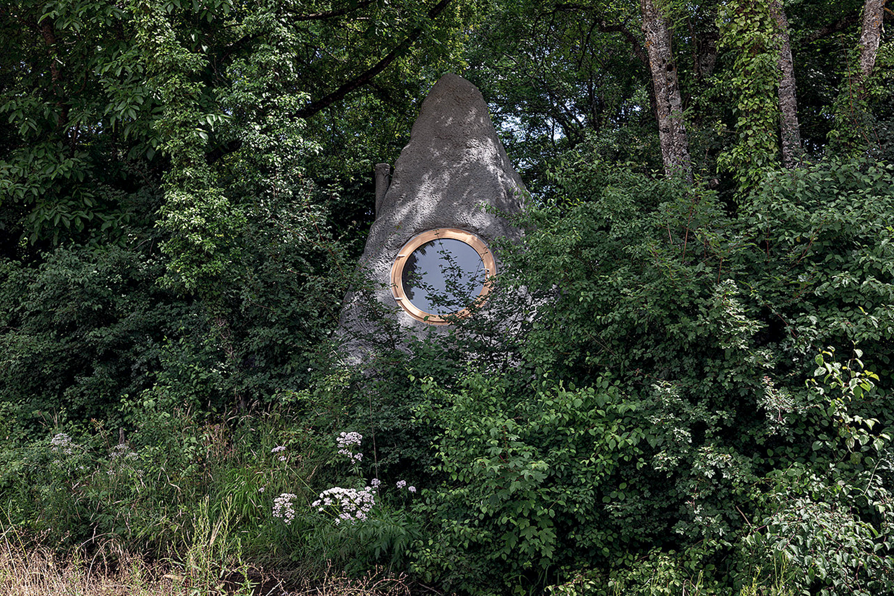 Thérèse est un micro-habitat situé dans une pièce sculptée en bois et béton projeté. Conçue par BUREAU au sein du programme artistique « bâtisseurs » de la communauté Bermuda, l’intervention fait suite à Antoine, un rocher habité conçu dans un parc de sculptures en Valais, et compose avec celui-ci un récit architectural qui se concentre sur la recherche et l’expérimentation. Thérèse est une pièce importance du récit élaborée au sein du projet lauréat Short Stories.