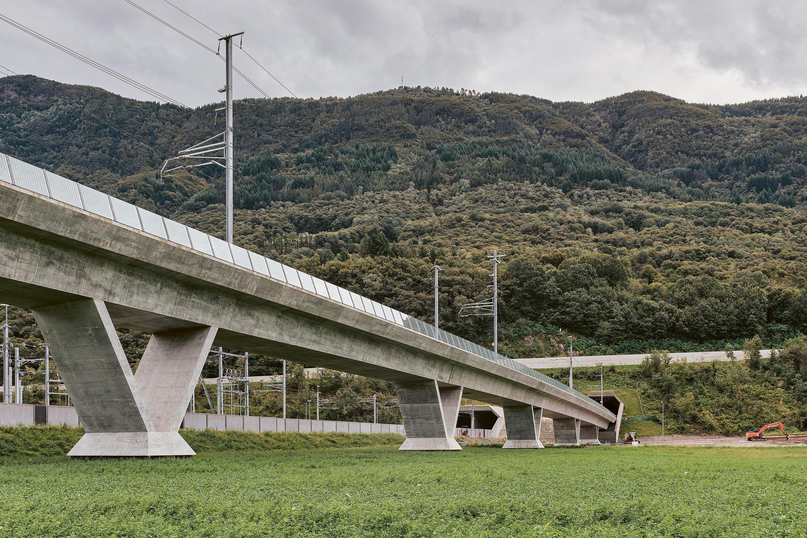 Portallandschaft Camorino mit Viadukt, Alp Transit.