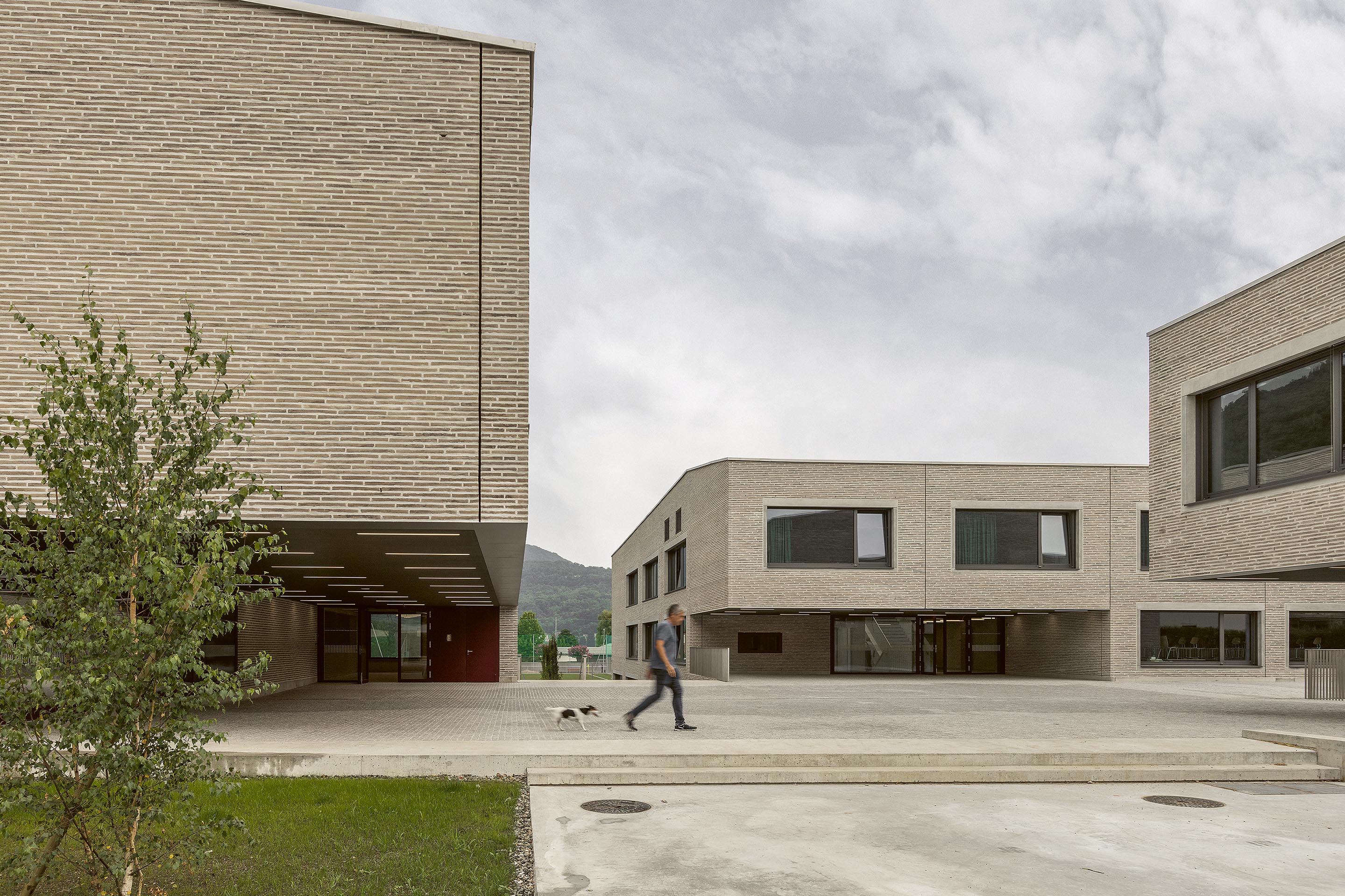 Scuola-media-Caslano-nuova-piazza-a-lago-A.jpg