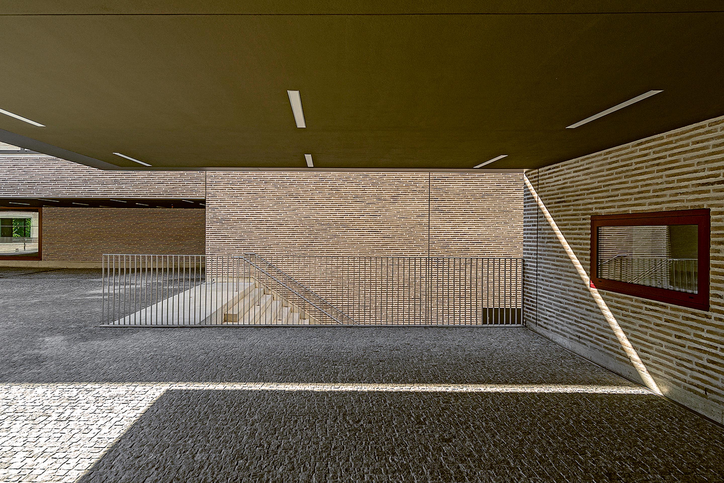 Scuola-media-Caslano-nuova-piazza-a-lago-E.jpg