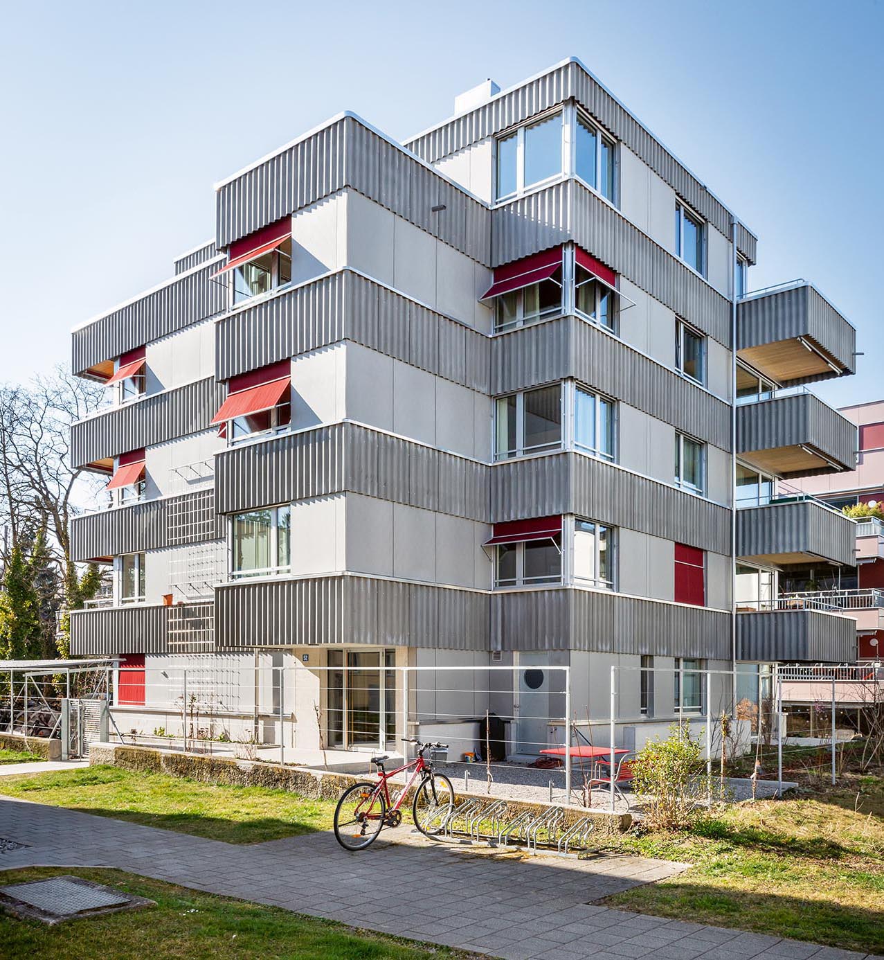 Jede Wohnung verfügt über einen Balkon oder einen Sitzplatz, und an zwei Stellen werden über Rankhilfen Pflanzen vor der Fassade in die Höhe wachsen.