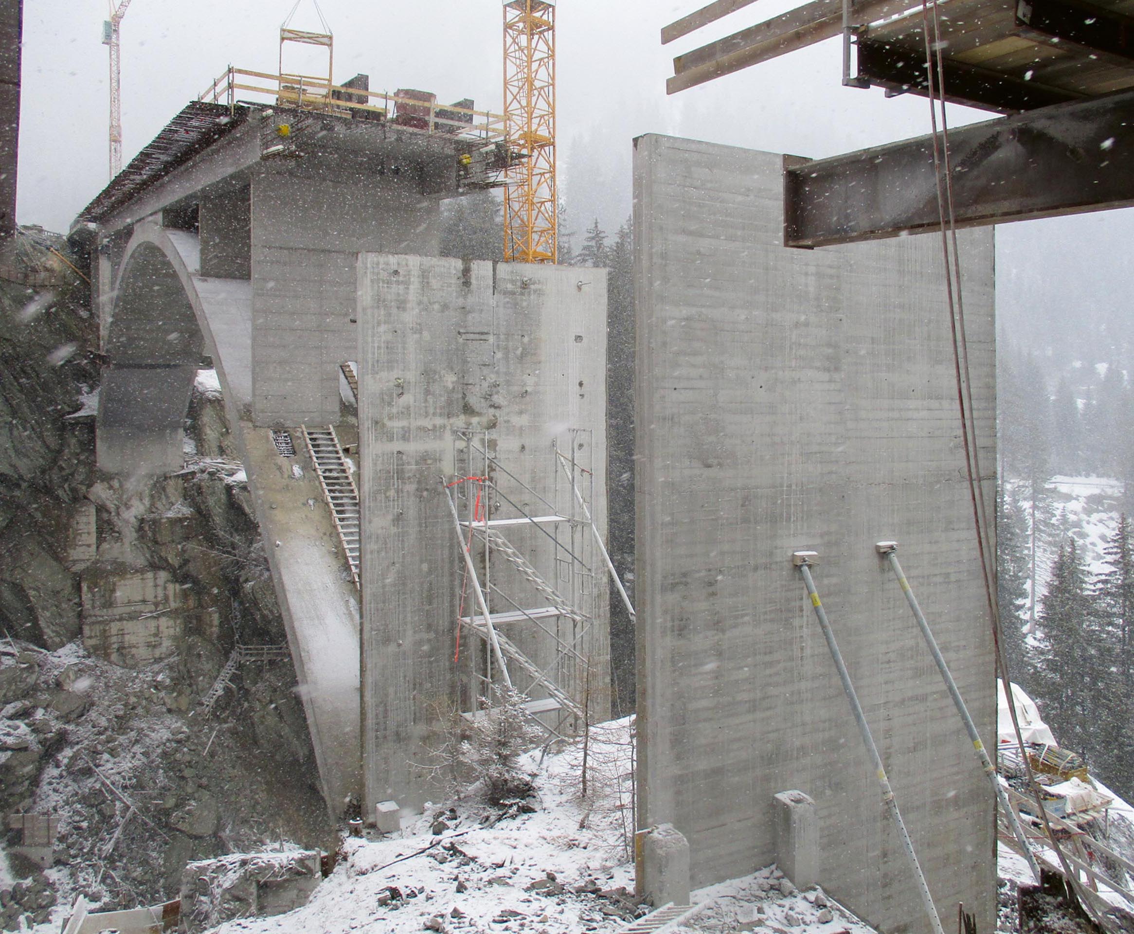 Arbeiten-Crestawaldbruecke-Instandsetzung-Ersatzneubau-Bogenbruecke-Christian-Menn-11.jpg
