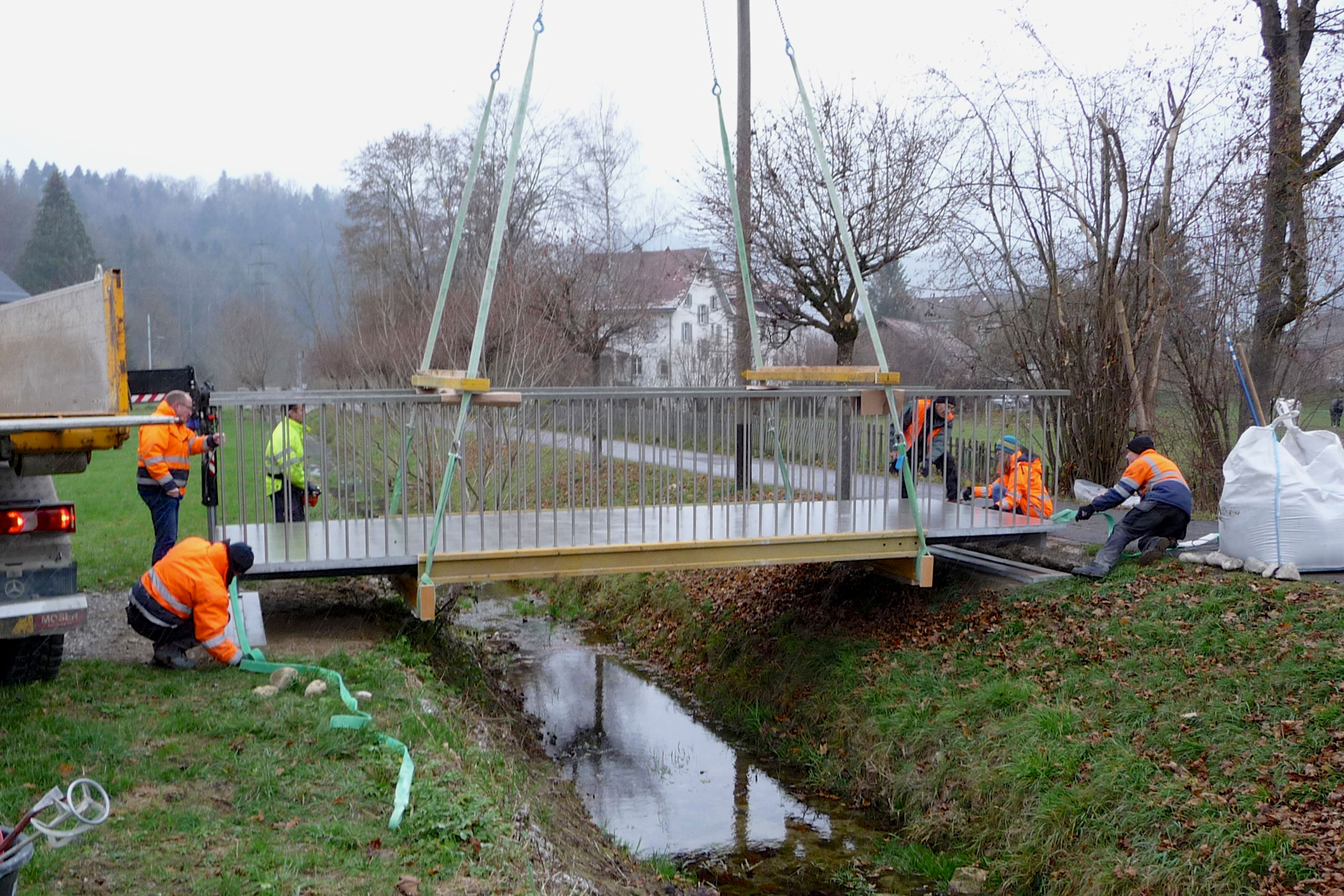 Versetzen der vorgefertigten Brücke in Turbenthal ZH.