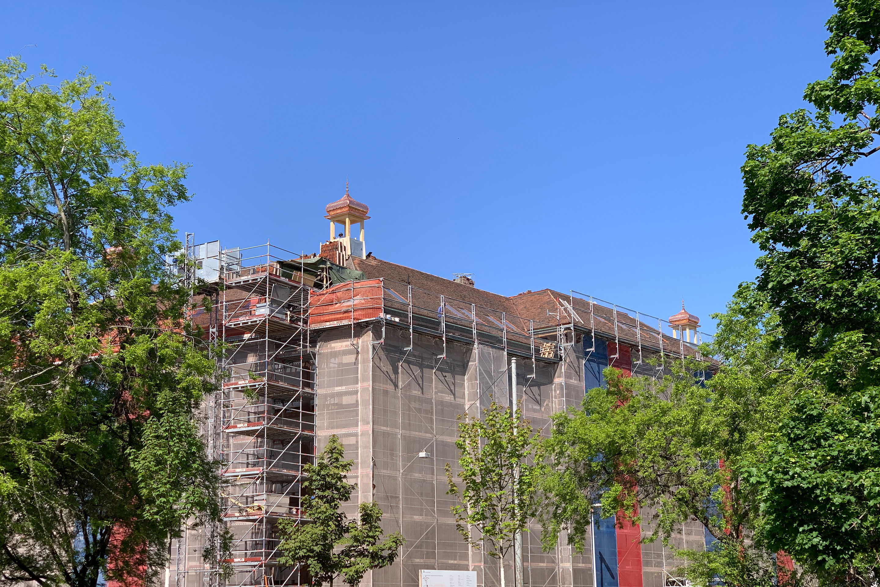 Pestalozzi-220428-Einbau-Zwiebeltuerme-15