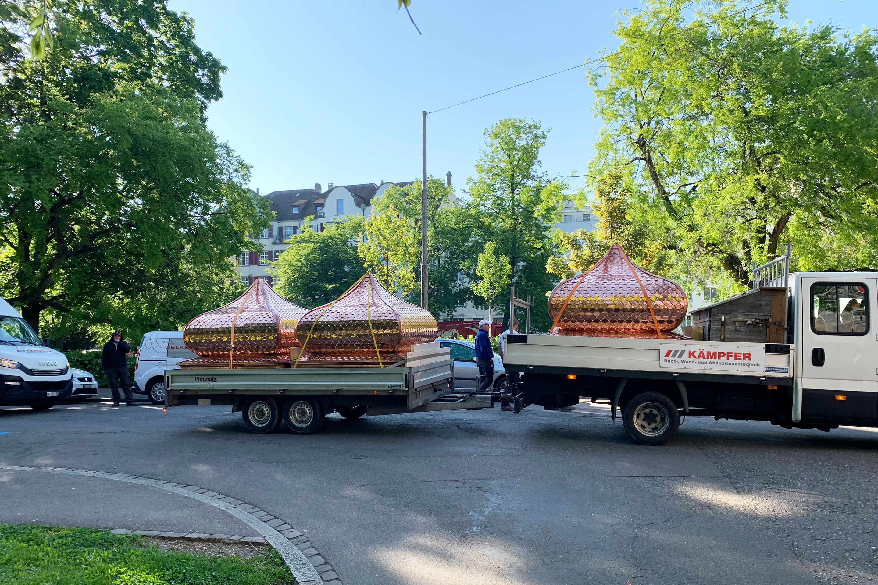Pestalozzi-220428-Einbau-Zwiebeltuerme_01