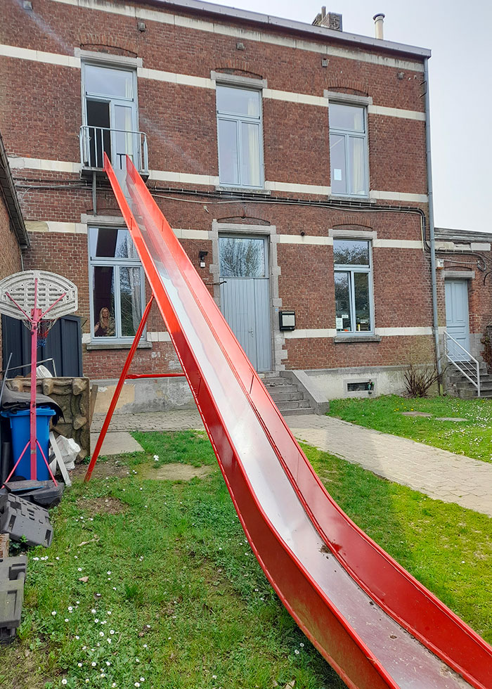 Ancien toboggan de secours d'une école à Bornival, agrandi par LRA architectes