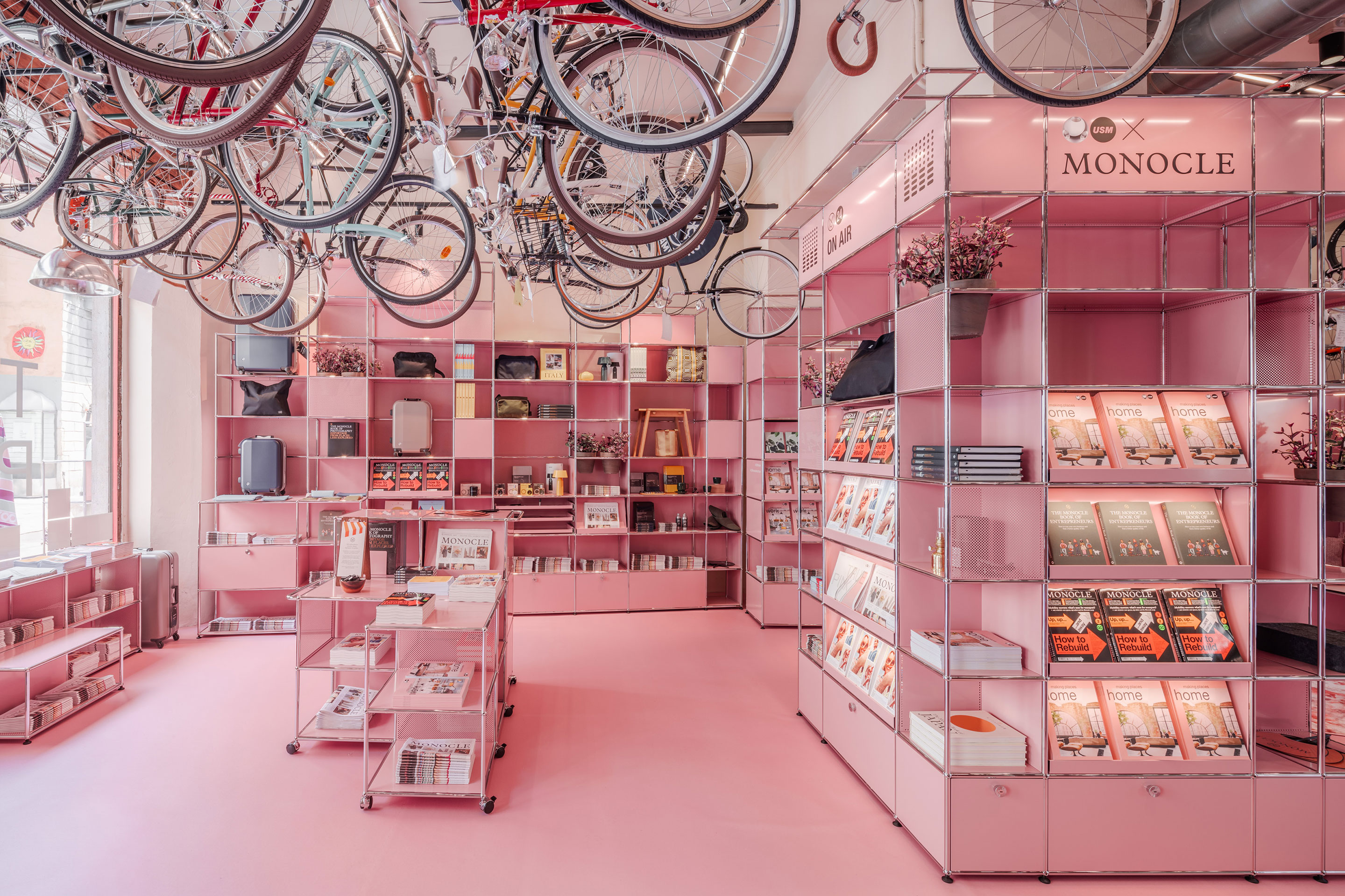 USM Haller für einmal ganz in Pink: In Zusammenarbeit mit dem Designmagazin Monocle und dem legendären Fahrradgeschäft Rossignoli wurde im Brera-Quartier ein rosiger Ort zum Verweilen geschaffen.