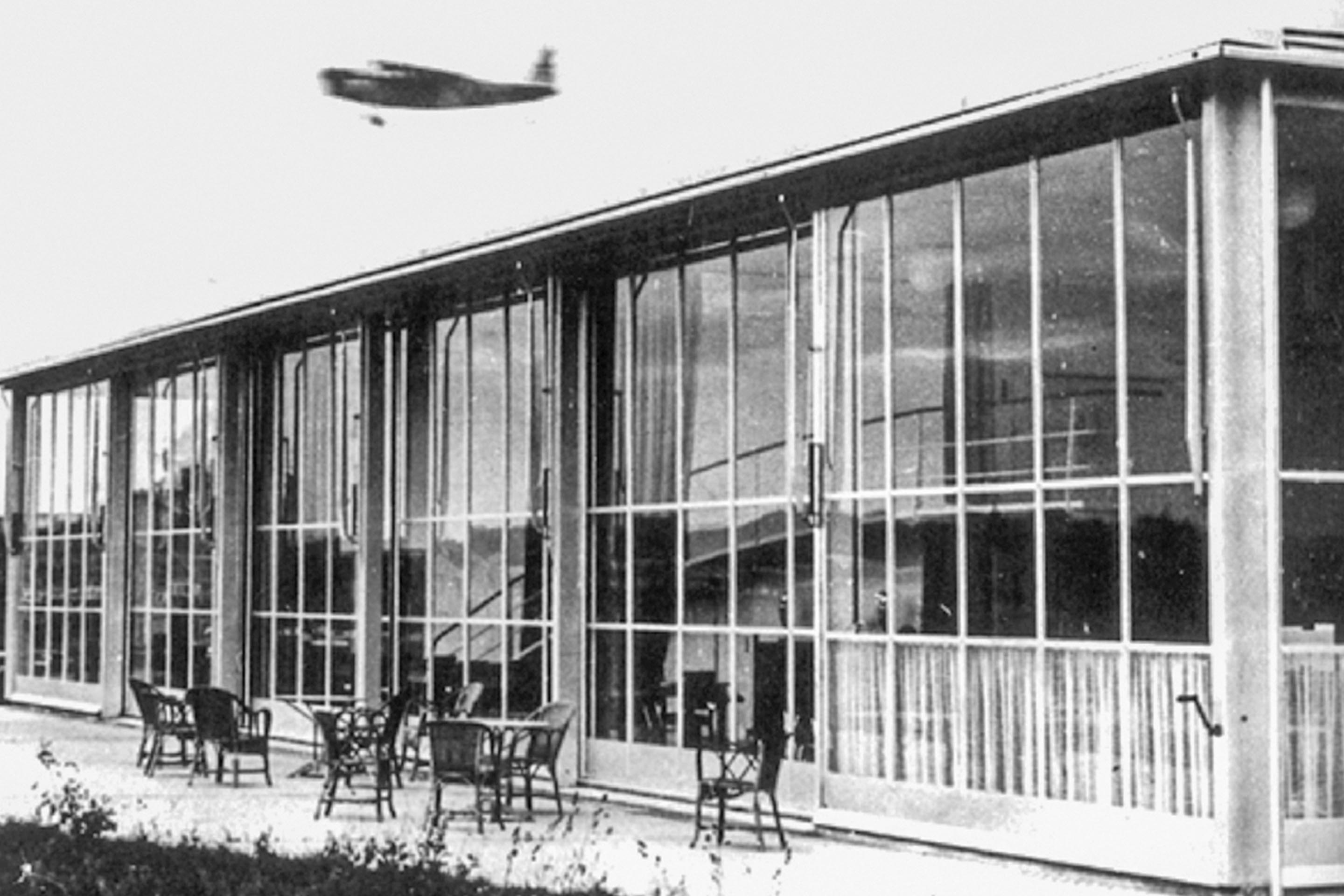 L’aéroclub Roland Garros (1931-1936) a été conçu par Jean Prouvé, en collaboration avec Eugène Beaudouin, Marcel Lods et Vladimir Bodiansky. Le projet était pensé comme un pavillon bon marché, transparent et démontable. Le bâtiment a été détruit depuis.