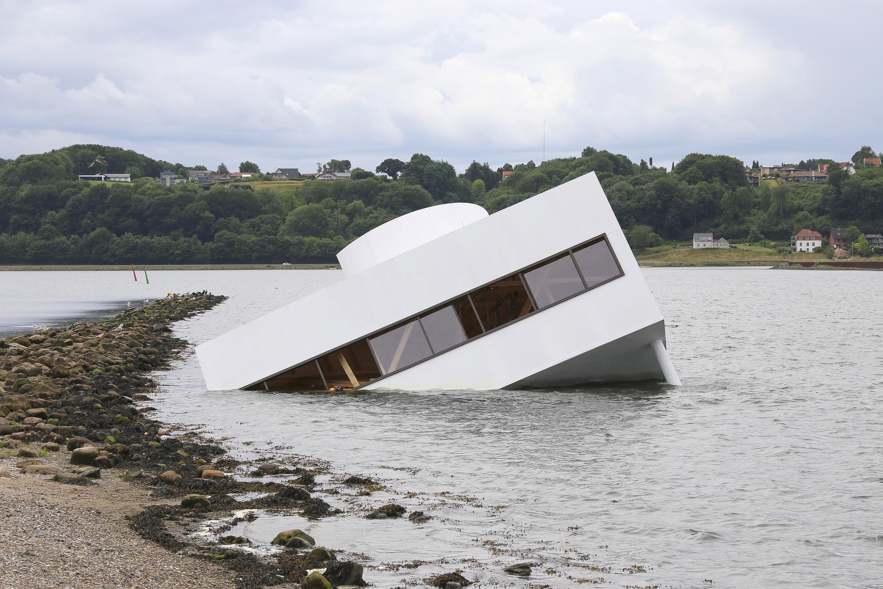 Asmund Havsteen-Mikkelsen, Flooded Modernity, installazione al Floating Art Festival, Vejle Fjord, 2018, 5x10x15m.